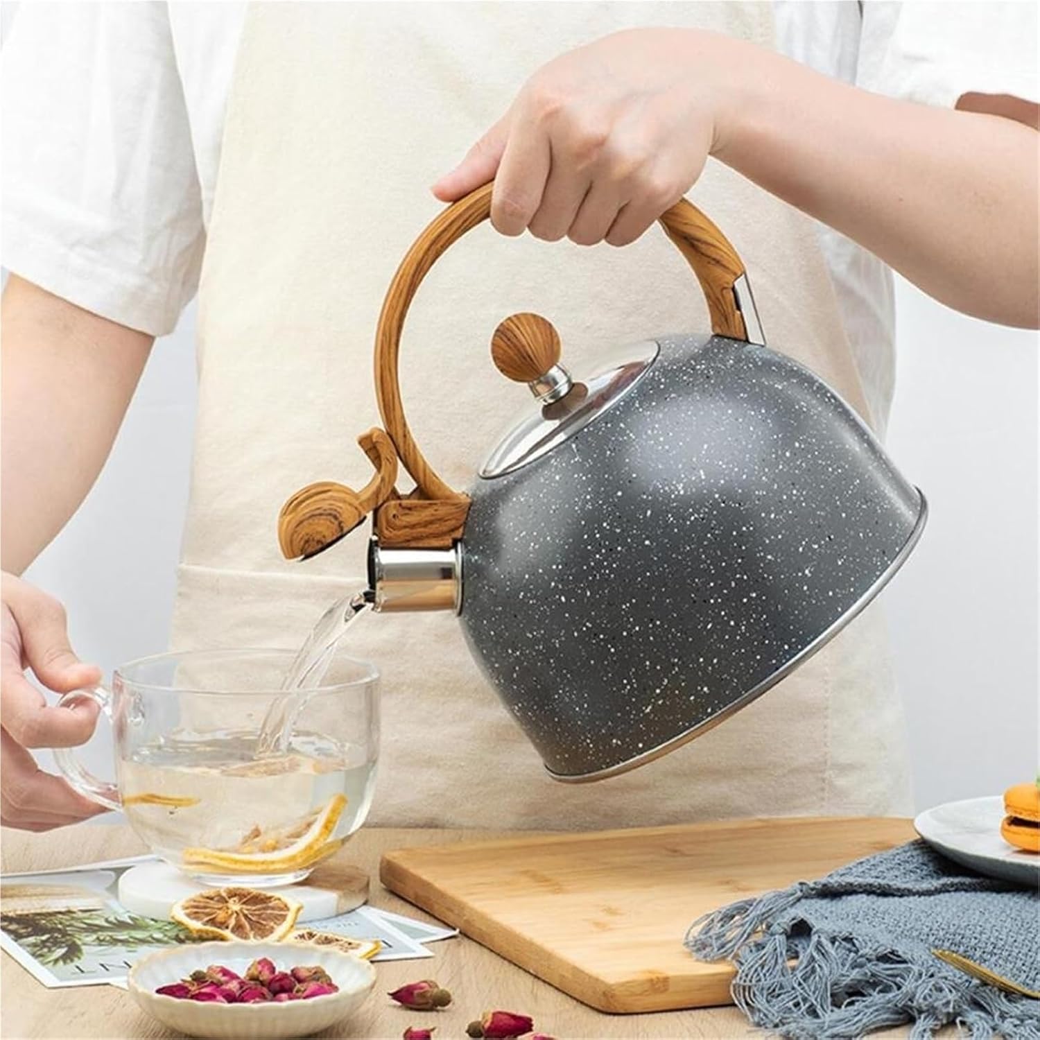 アイアンアートティーケトル コンロ用笛吹き、木目柄ハンドル付きステンレス製ティーポット、あらゆる熱源に対応