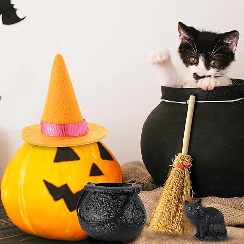 Miniatura 7 de Deekin Juego de 32 piezas de mini decoraciones de fiesta de Halloween, escoba de caldero y gato, sombrero y hervidores para 8, rellenos de cesta de
