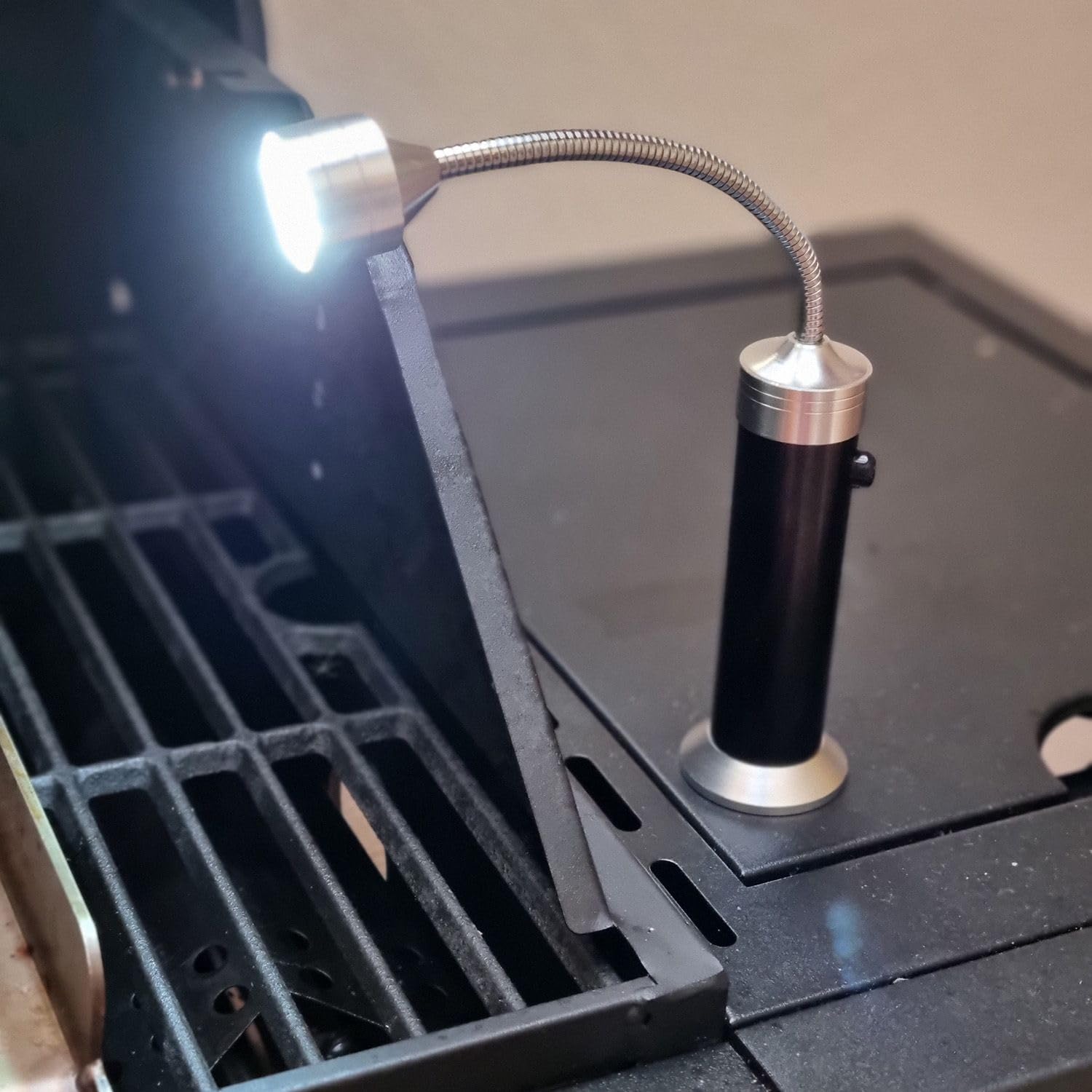 Intirilife Set magnetico di 2 luci LED per barbecue in lega di alluminio per grigliate in nero - argento - 24.6 x 3.9 cm - Per una buona visibilità durante le grigliate, il campeggio o il lavoro