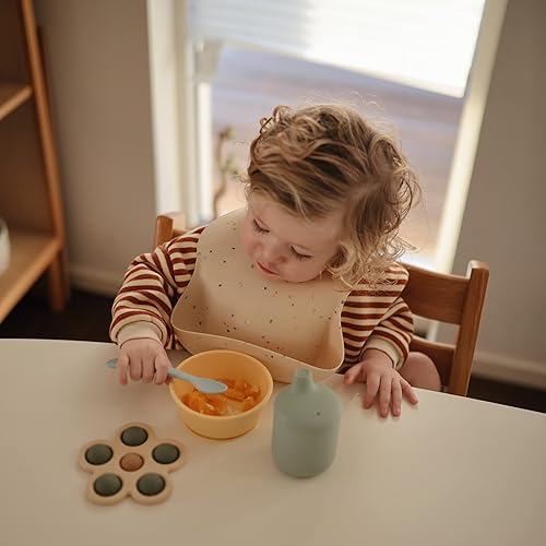 Miniatura 5 de Mushie - Babero de silicón para bebé, ajustable y resistente al agua (confetti de vainilla)