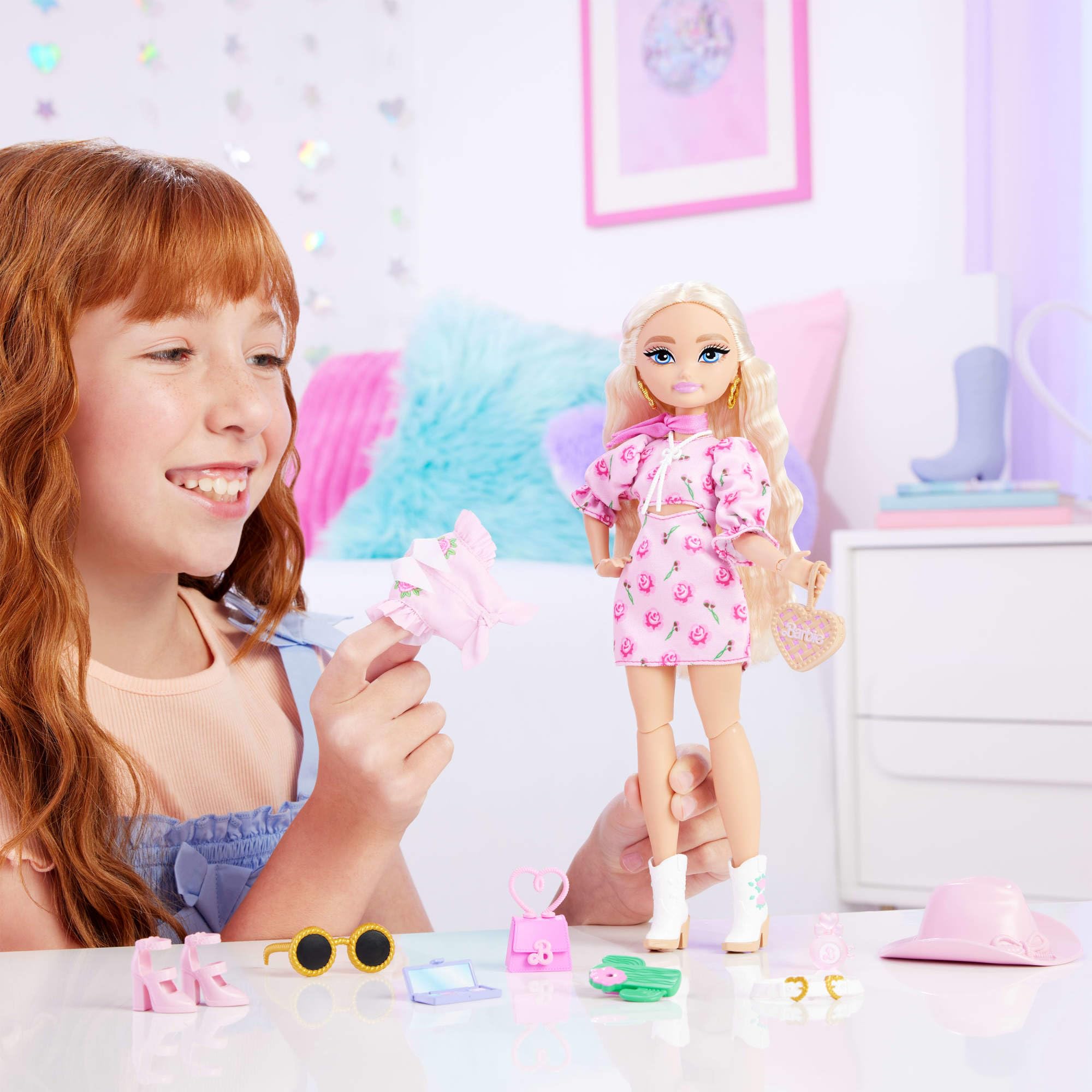 Barbie Dream Besties Festiwalowe stylizacje Zestaw modowy do zabawy: lalka Barbie „Malibu” z długimi blond włosami i ponad 10 akcesoriów, w tym zdejmowane ubranka, zabawka dla dzieci 4+, JGH87