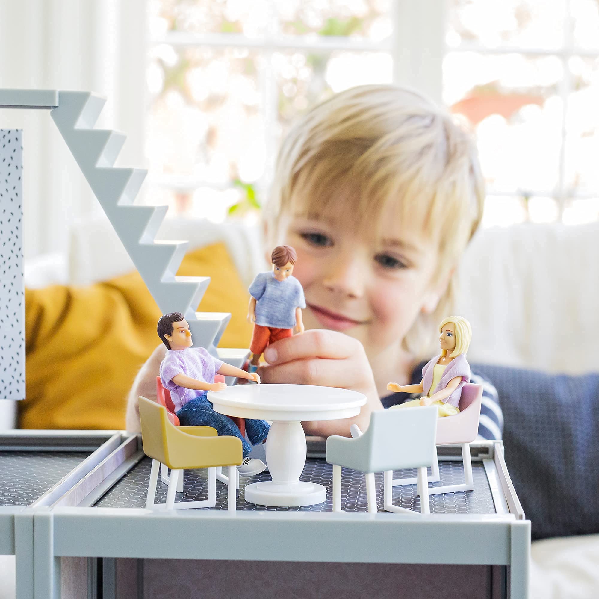LUNDBY Domek dla lalek meble do jadalni, zestaw krzeseł stołowych – 5-częściowy zestaw akcesoriów do domku dla lalek mini 11 cm – wiek 4 +, skala 1:18