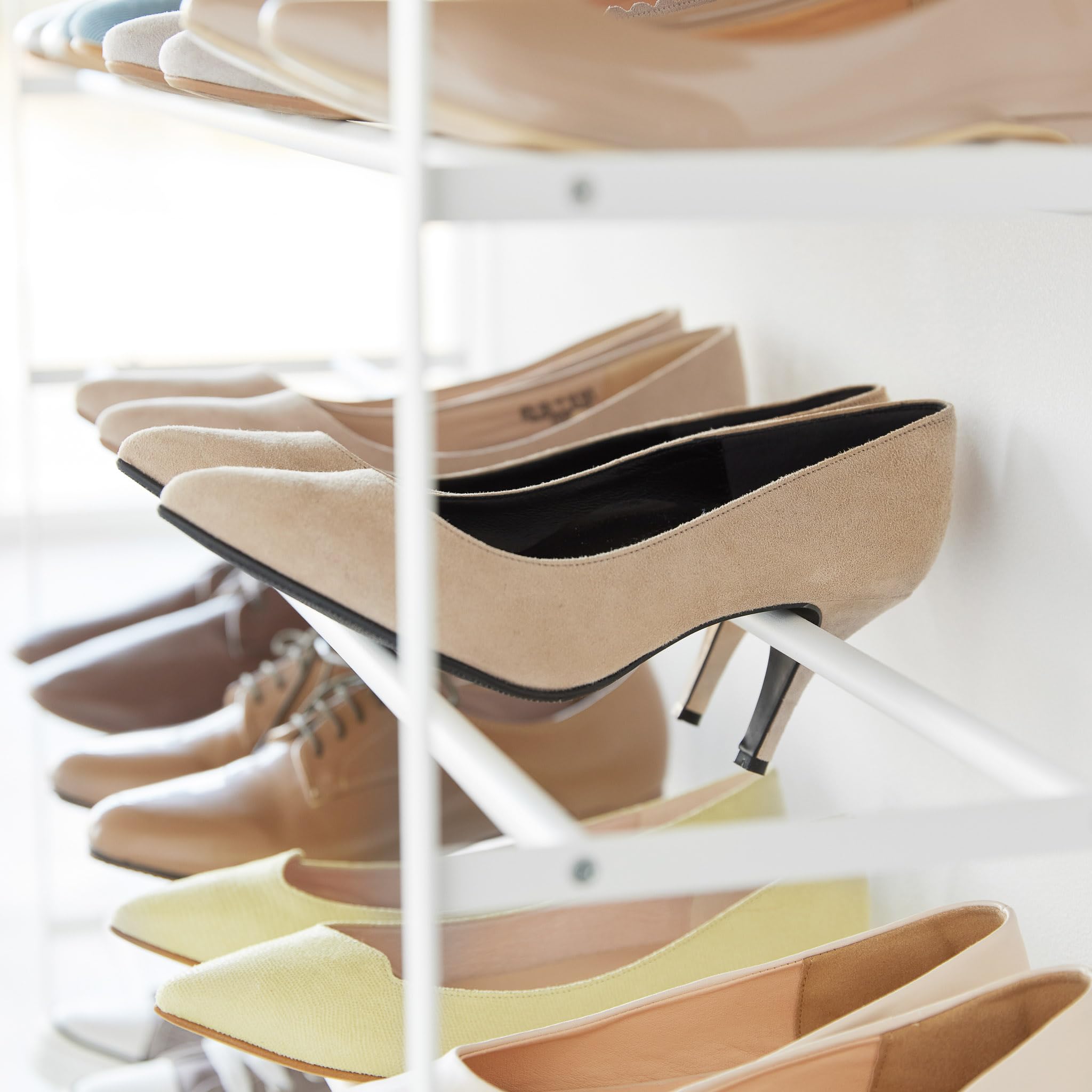 YAMAZAKI 1465 Tower 5-stöckiges Schuhregal mit Holzablage und Rollen, weiß, Stahl/Holz/Nylon, minimalistisch, 26 x 90,5 x 87 cm