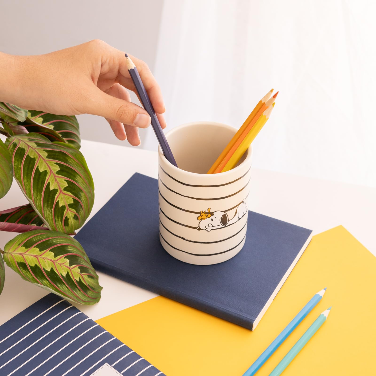 Grupo Erik Snoopy Pen Holder | Pen Holder For Desk, Pen Pot, Pencil Pot, Pencil Holder | Desk Organiser, Desk Accessories | Snoopy Gifts, Snoopy Mug, Snoopy Stationery | Ceramiczny pojemnik na długopisy, pojemnik na ołówki, organizer na biurko, artykuły p