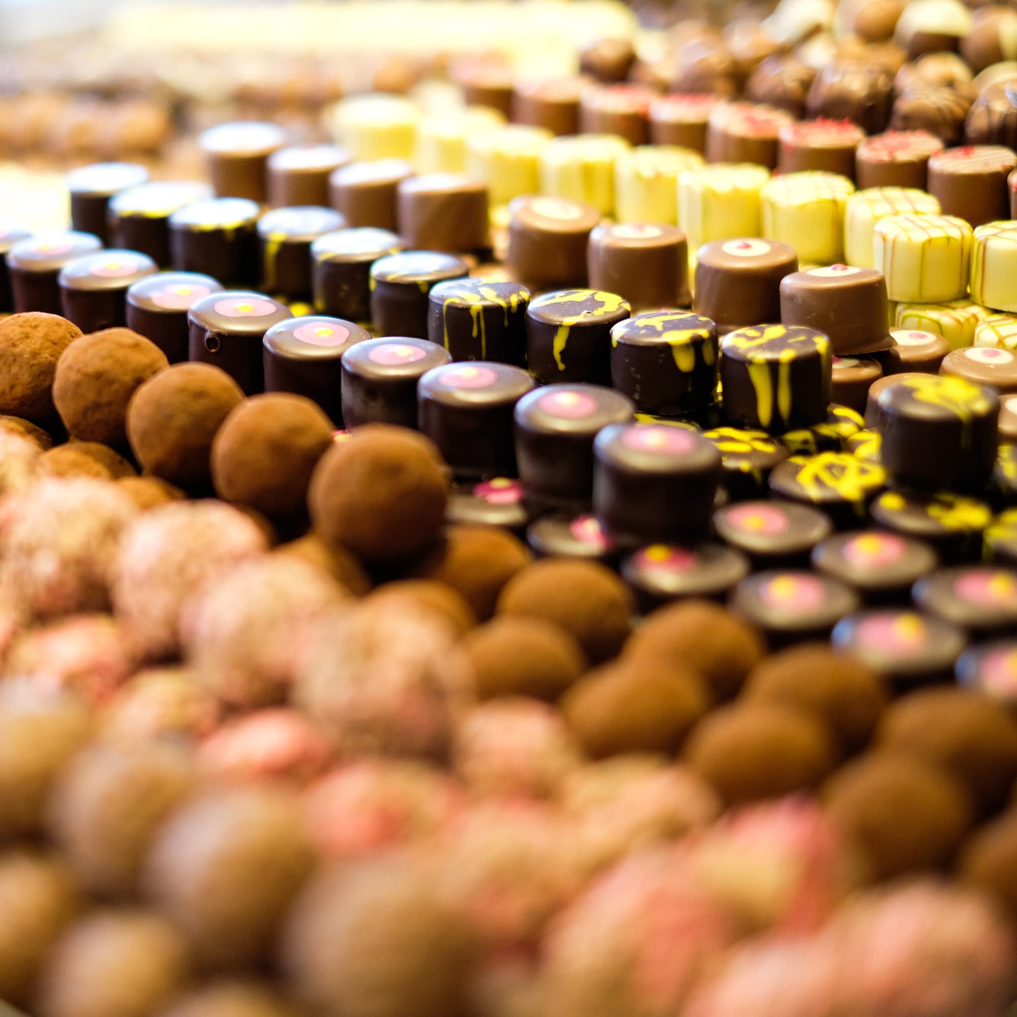 Peters Mit Genuss verführt | Nougat-Variationen | Alkoholfrei | Ohne Alkohol | Hochwertige Pralinen | Pralinés | Schokolade | Haselnuss | Geschenk | Made in Germany | 200g