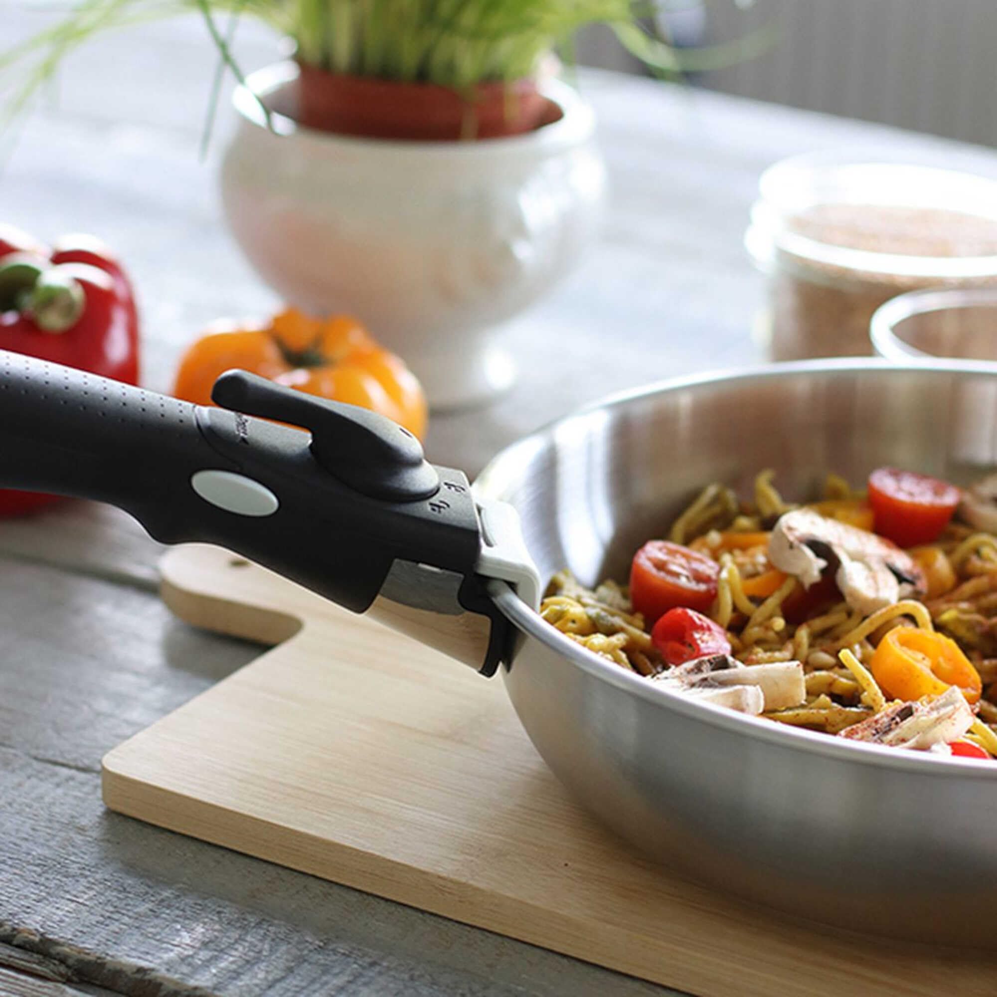 MENASTYL - Batterie de cuisine inox 18/10 amovible 4 pièces Iris Inox sans PFAS - Tous feux dont induction, four, réfrigérateur et lave-vaisselle - Empilable et résistante - Poignée double sécurité