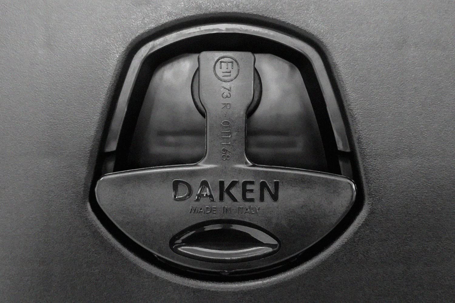 DAKEN Caja de Herramientas Just 81100 Capacidad 27 litros Cofre portaherramientas con Cerradura y Soportes de Montaje Dimensiones 500 x 350 x 300 mm para Remolque y camión