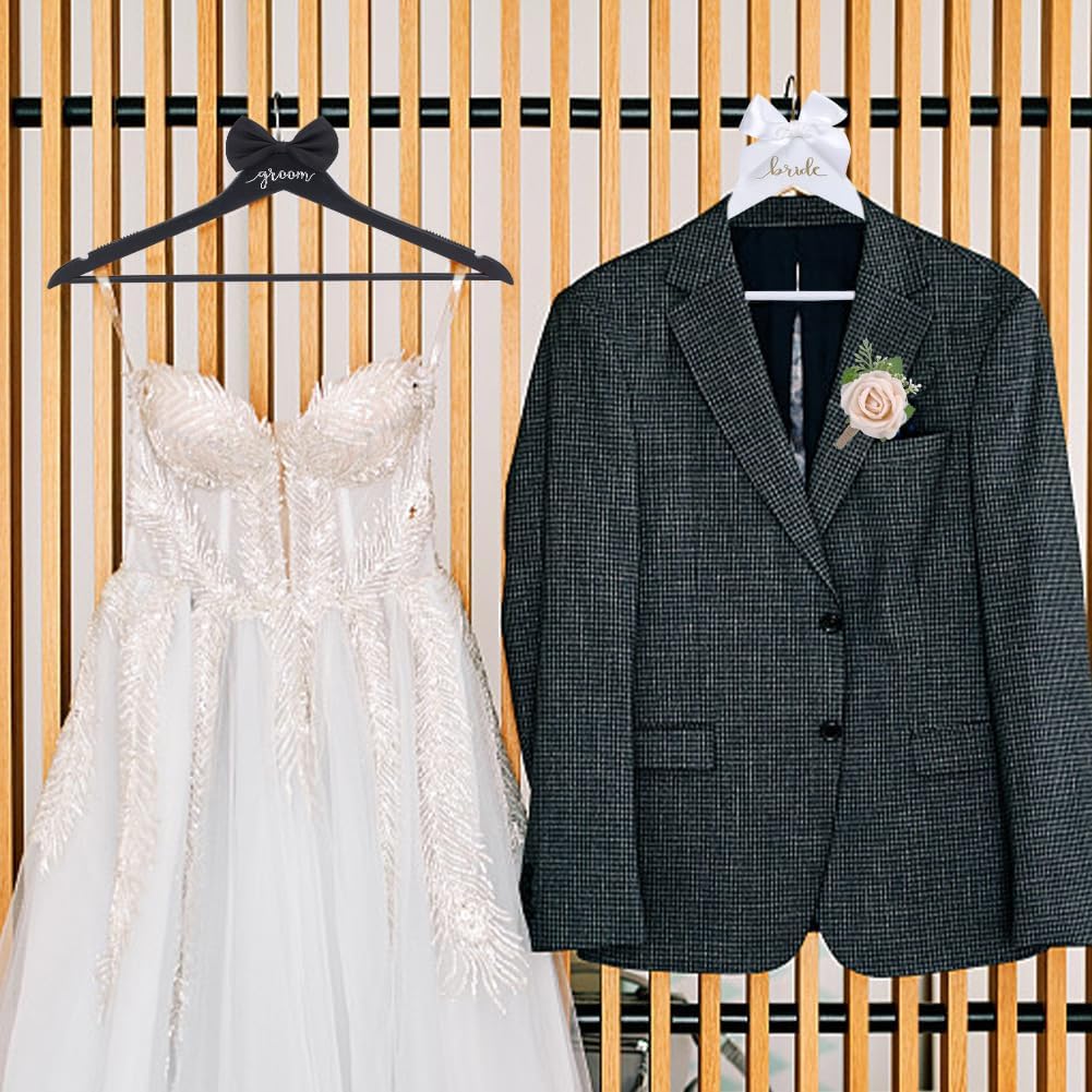 INFUNLY 花嫁 花婿ハンガー 結婚式用 木製 ブライダルドレス スーツハンガー 蝶ネクタイ付き 手首コサージュフラワー 17.