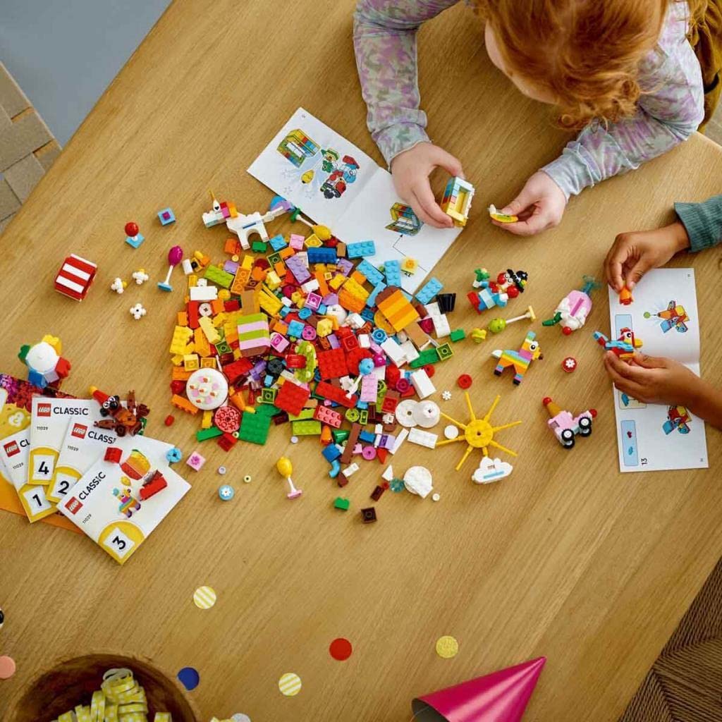 LEGO 11029 Classic Party Kreativ-Bauset Bausteine-Box, Familienspiele zum gemeinsamen Spielen, enthält 12 Mini-Bausteine: Teddybär, Clown, Einhorn, Spaß für alle ab 5 Jahren