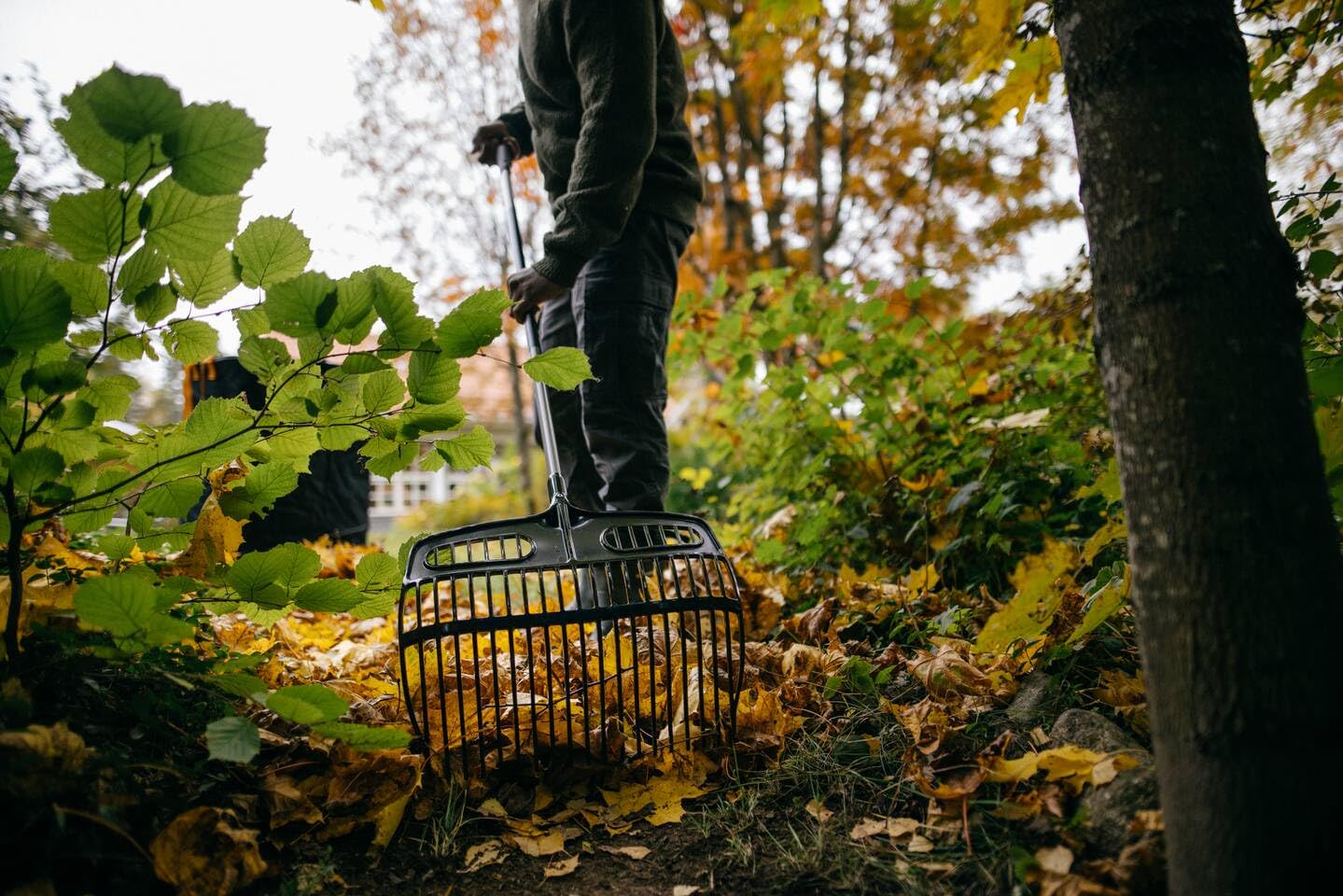 Fiskars Rastrillo Pala, Ergonómico, Combinación de Pala y Rastrillo