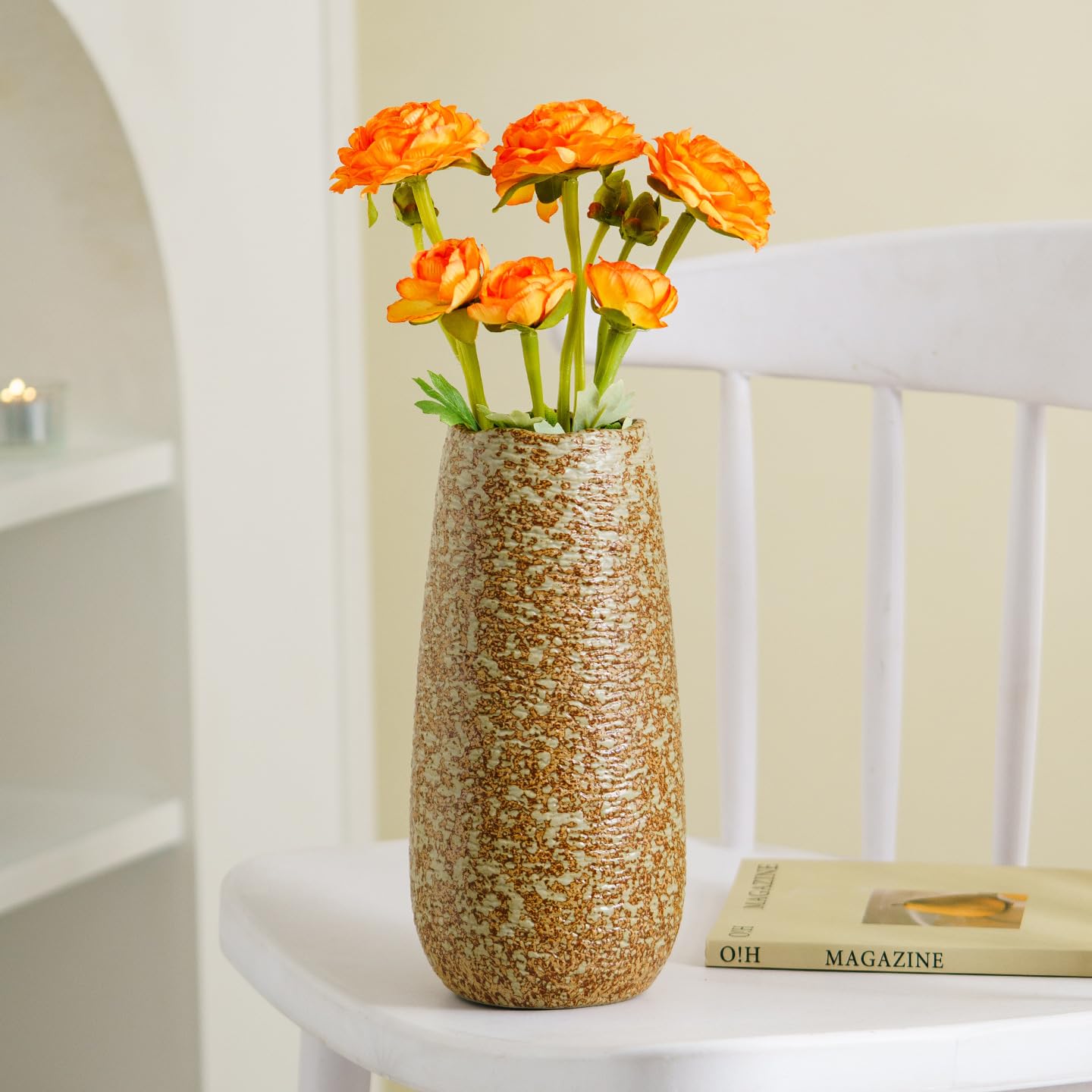 Rustykalny brązowy ceramiczny wazon, nakrapiany kamionkowy pojemnik na kwiaty
