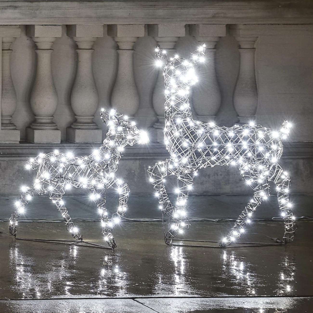 Lights4fun 2er Set Studley Rentier Hirschkuh & Rehkitz | warmweiße & kalte LEDs | Weihnachtsdekoration Hirsch für Weihnachten | für innen und außen | strombetrieben mit Netzkabel [Energieklasse A]