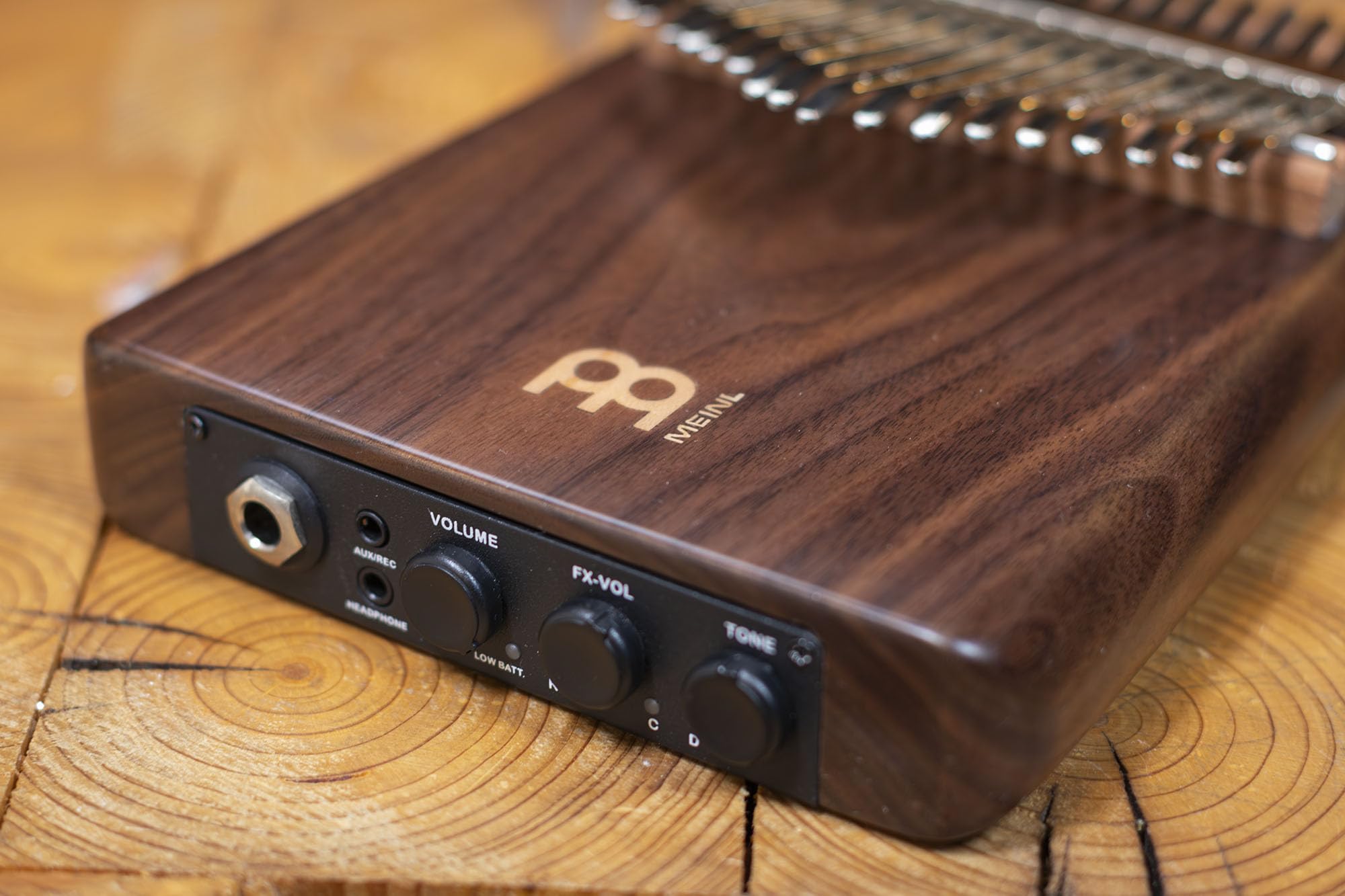 Meinl Percussion Solid Pickup Kalimba - fortepian kciuk z przetwornikiem - Tuning D B G E C A F D C E G B D F A C E - orzech włoski, naturalny (PKA17AW)