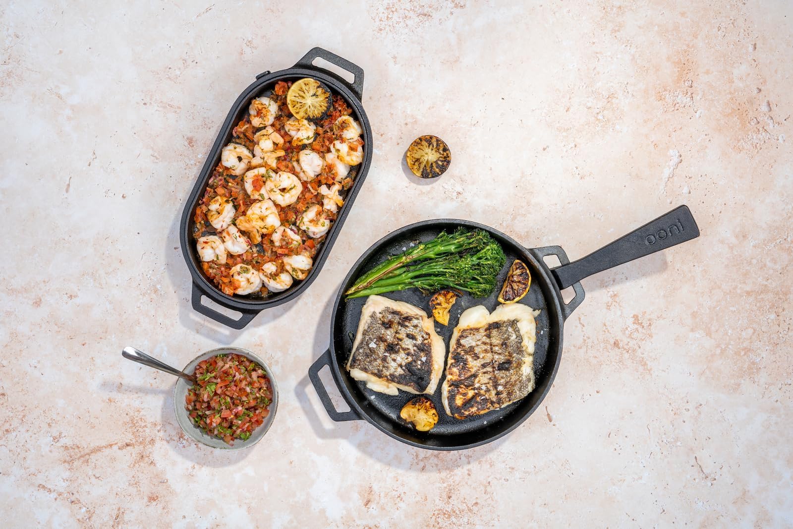 Ooni Gusseisen Sizzler Pan - Grillpfanne 31cm x 16cm Sizzler Platte mit abnehmbarem Griff und Edelstahl Untersetzer, voreingebranntes antihaftbeschichtetes ofenfestes Kochgeschirr, Pizzaofen und