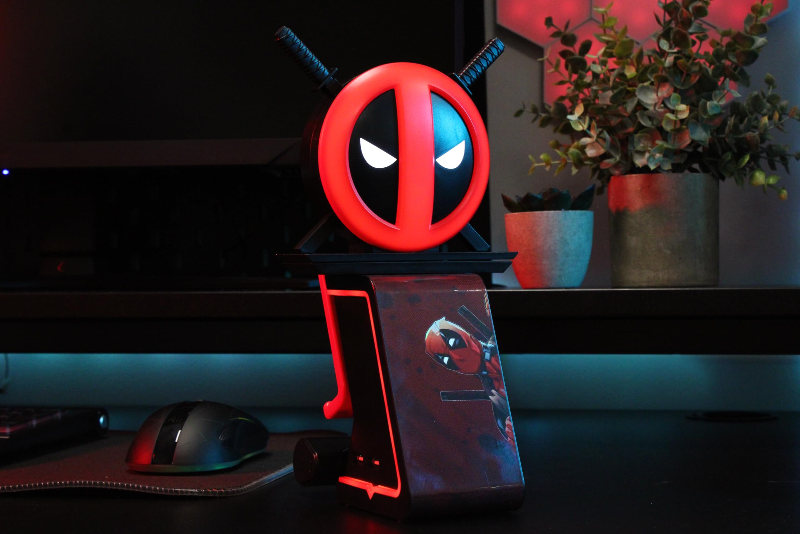 Cableguys Ikon Marvel Deadpool Halterung für Gaming Zubehör und Smartphone, Beleuchteter Multifunktionshalter, Controller Halter kompatibel mit Xbox-, PlayStation- & den meisten Controllern
