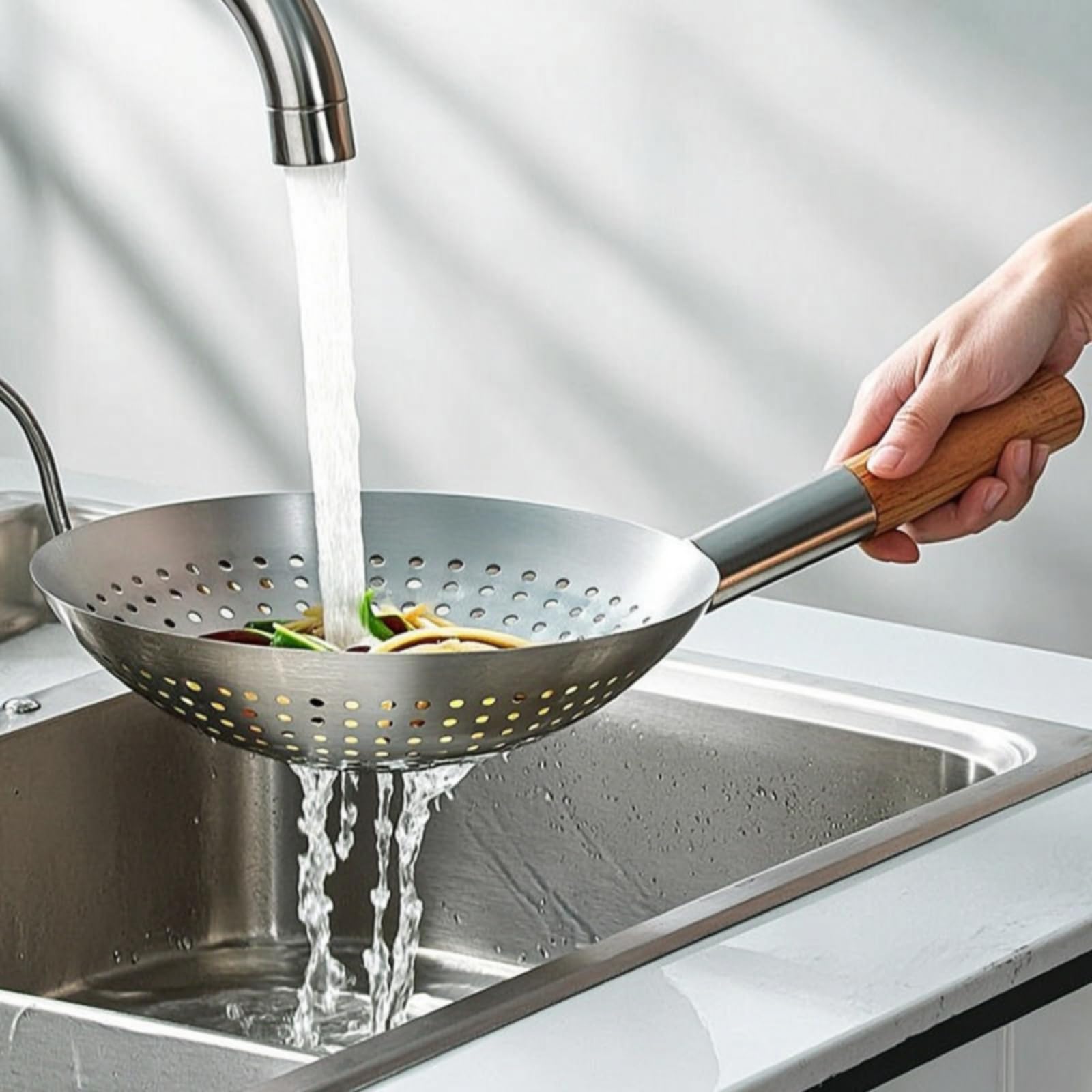 Colador de Acero Inoxidable con Diseño Seguro y Mango en Madera Utilidad Eficiente para Alimentos y Líquidos Calientes Cabeza Resistente Apto para Frituras Comidas Uso Casero, 32 Cm