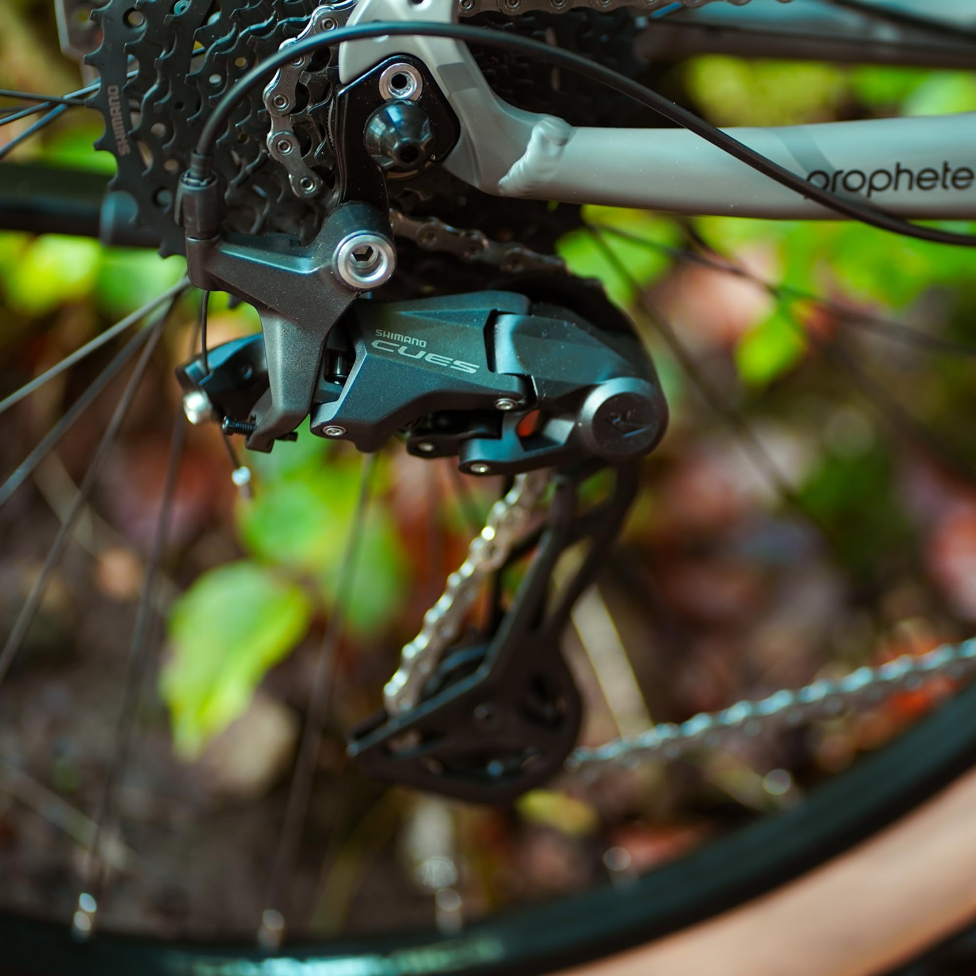 Prophete DICE 3.0 E-MTB 29" – AEG 36V Mittelmotor 250W, Shimano 10-Gang Kettenschaltung, 110 km Reichweite, Suntour XCT Federgabel, Hydraulische Scheibenbremsen, MTB Sattel, Grau/Schwarz