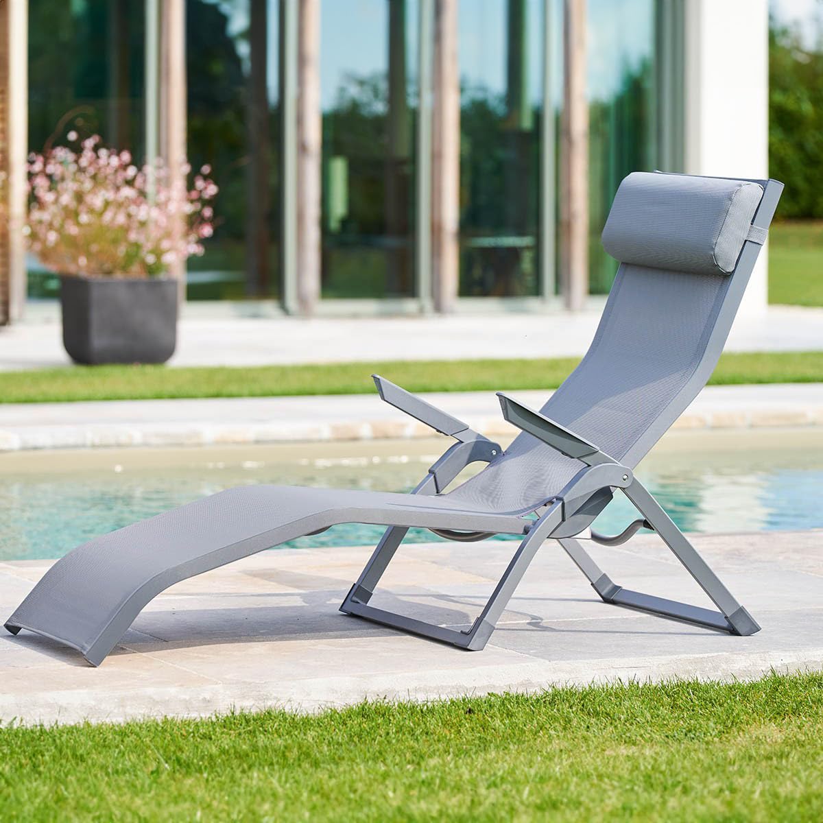 Hespéride Tumbona Decima, Color Gris Pizarra/Cuarzo, Aluminio anticorrosión, Plegable, apilable y reclinable. Ideal para jardín, terraza y Tomar el Sol.