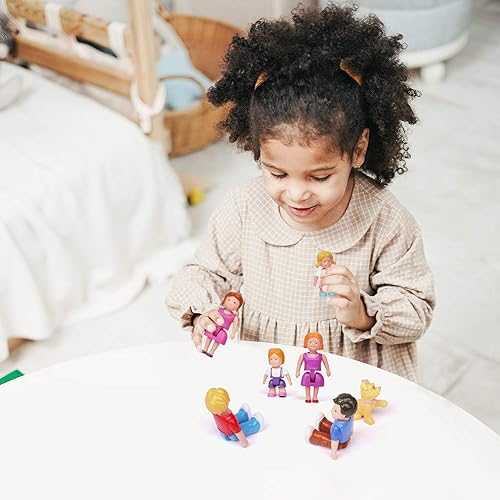 Miniatura 5 de Playkidz Figuras familiares – Juego de 7 personas de juguete pequeñas para jugar en casa de muñecas, incluye padres, hermanos y mascotas –