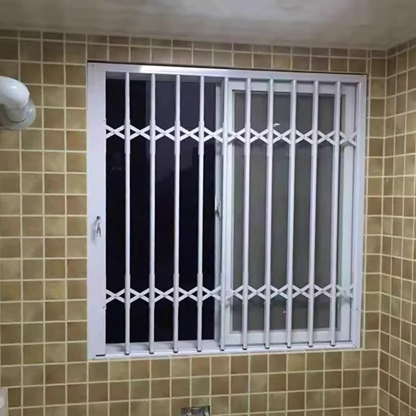 Weiße Fenstersicherheitsschlösser, einbruchfest, abschließbar, Teleskopstangen für Fenster und Haustüren, verstellbare Sicherheitsgitter (102 cm, 122 cm), um versehentliches Herunterfallen zu
