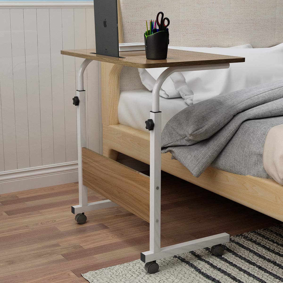 SDHYL Mesa Auxiliar Portátil Movible con Ruedas Escritorio Pequeño de Altura Ajustable Soporte para Portátil para Sofa Cama Mesa para PC para Estudio, Puesto de Trabajo + Ranura para Tableta Roble