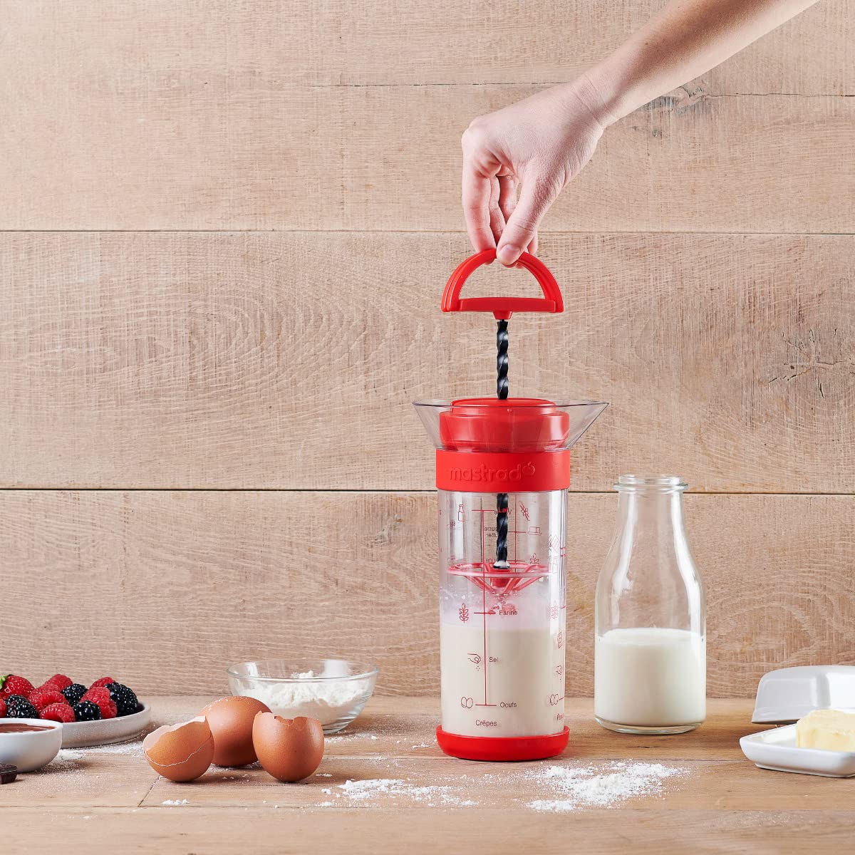 Mastrad - TWIST’N’MIX Mélangeur Pâte À Crêpes - 700 ml – Shaker Manuel Sans Électricité – Recettes Intégrées – Graduation ml/oz – Bec Verseur – Rouge