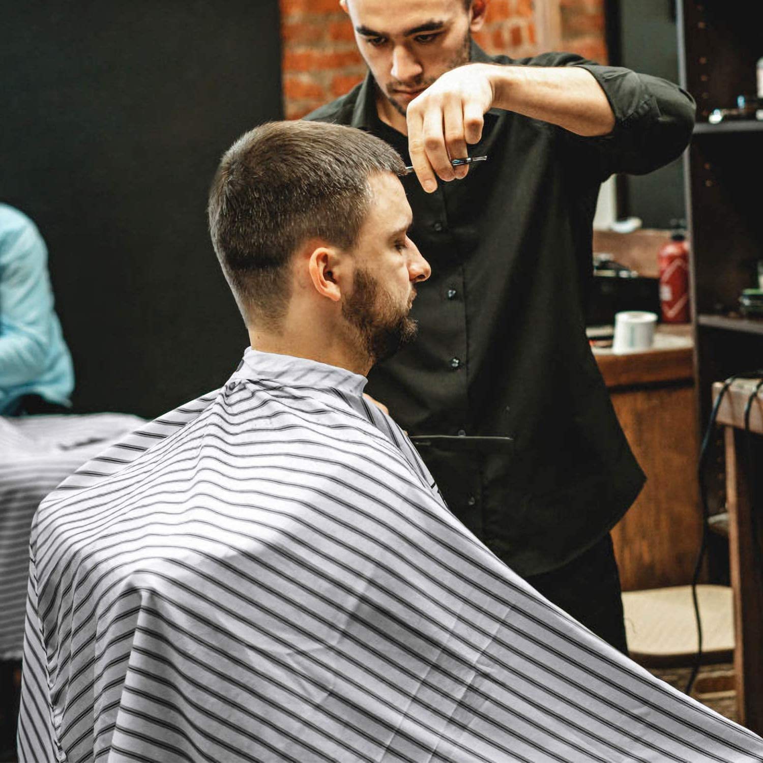 ANGELWORLD - Capa de peluquería profesional con clip de metal ajustable, cierre a presión, capa de corte de pelo, capa de peluquería de 63 x 55 pulgadas, cepillo para el cuello, peine para el pelo