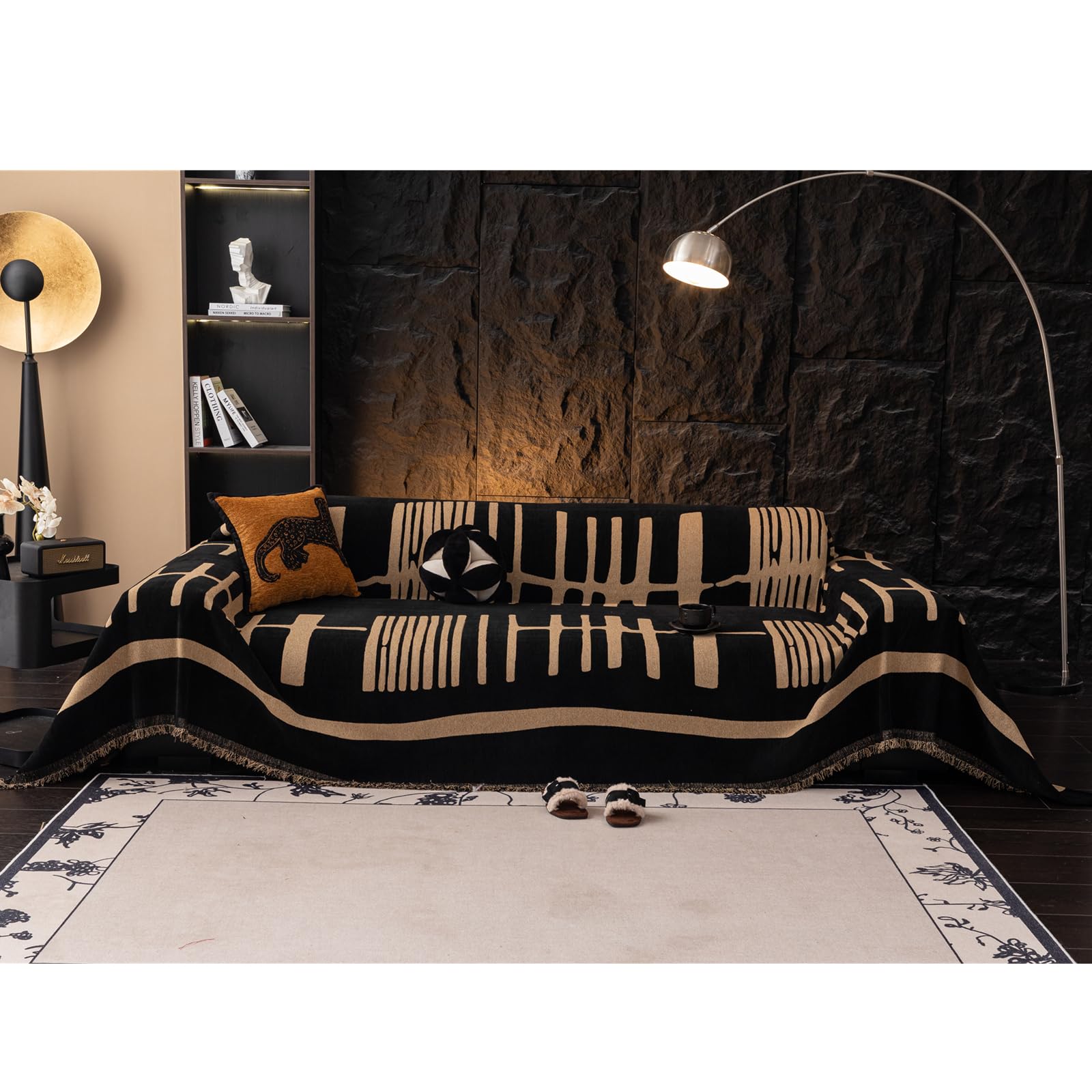 Couverture de style exotique pour masquer un canapé usé