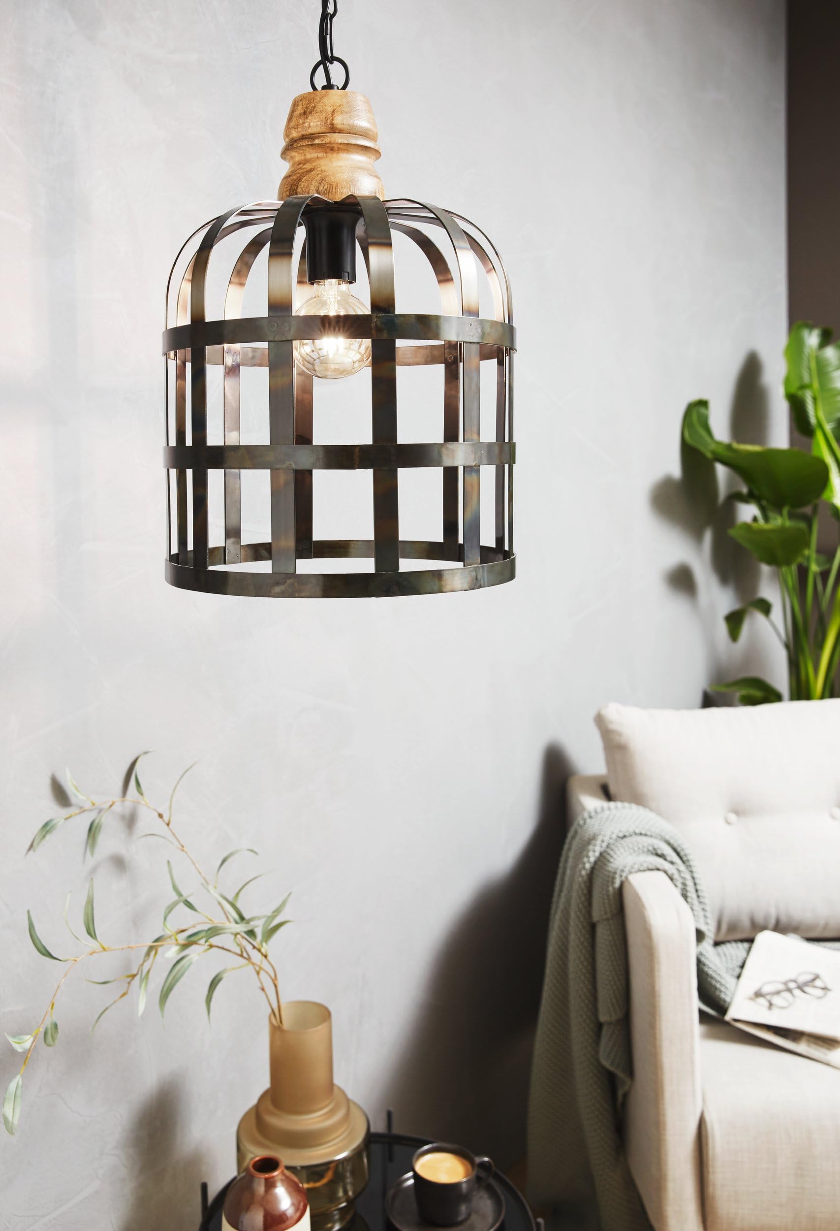 Hanglamp voor boven de tafel in japandi interieur