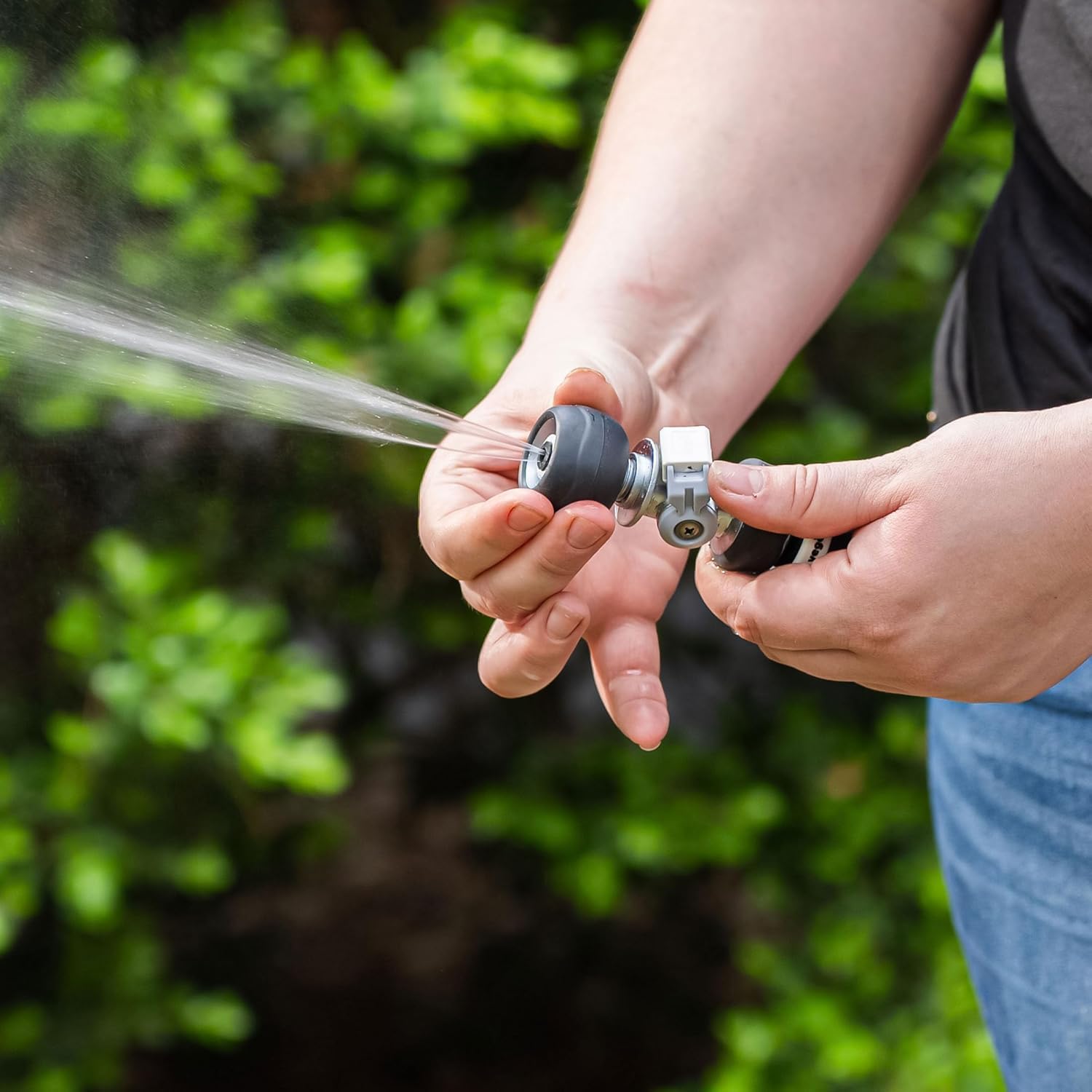 Vego Carrete de manguera de jardín retráctil de 1/2 pulgada x 100 pies, carrete de manguera montado en la pared, rebobinado automático, bloqueo de cualquier longitud con boquilla pulverizadora de 9