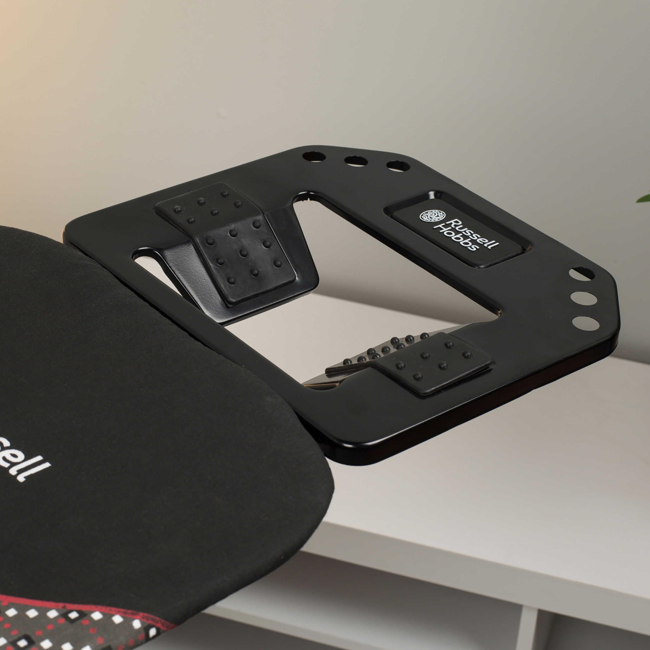 Russell Hobbs LA043153BLK 122 x 38 cm Geo Planche à Repasser Pliable, Motif Géométrique, Hauteur Réglable jusqu’à 93 cm, Table Repassage avec Grand Repose-Fer, Pieds Antidérapants