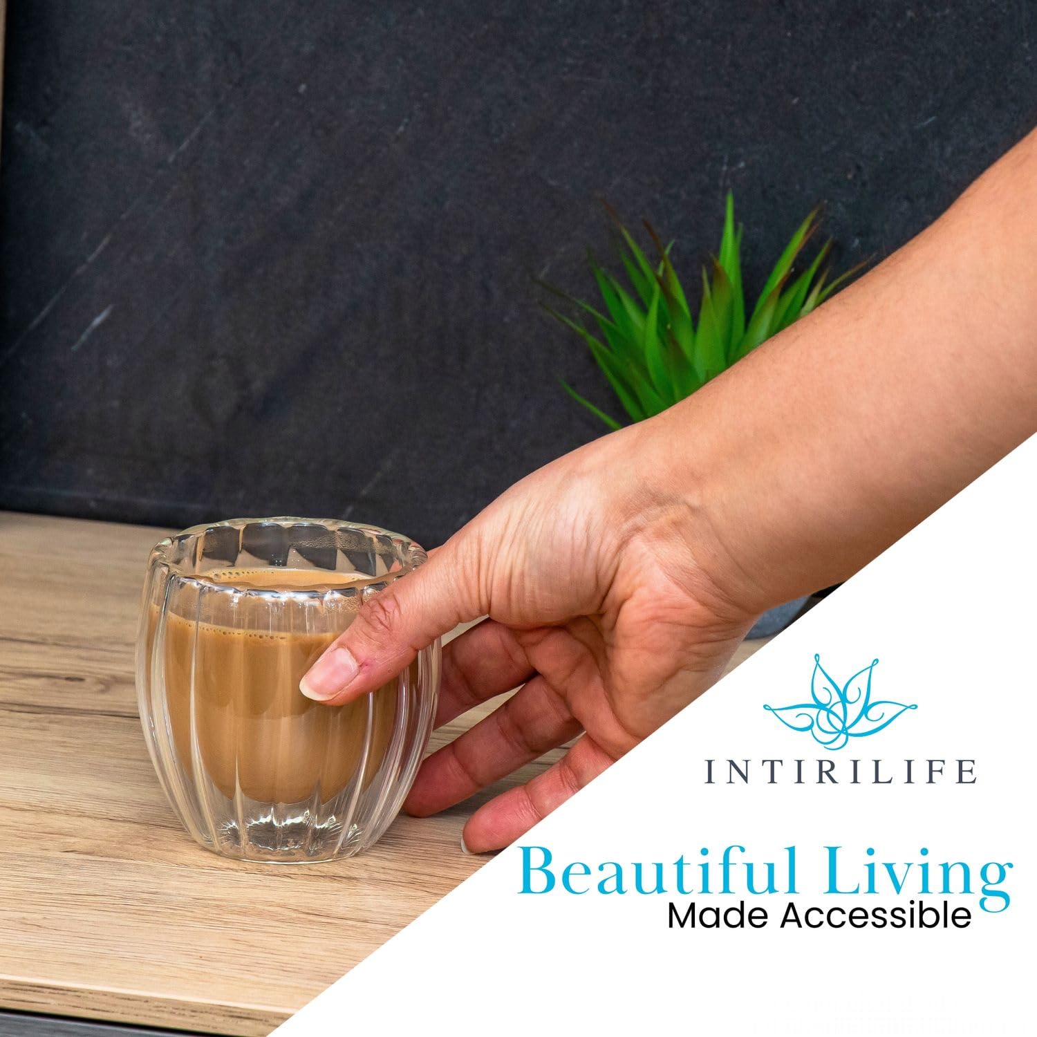 Intirilife 4x szklanki termiczne z podwójnymi ściankami - styl prążkowany -pojemność 190 ml- dmuchane, izolowane szklanki do cappuccino latte - odporna na ciepło szklanka do kawy i herbaty bez uchwytu