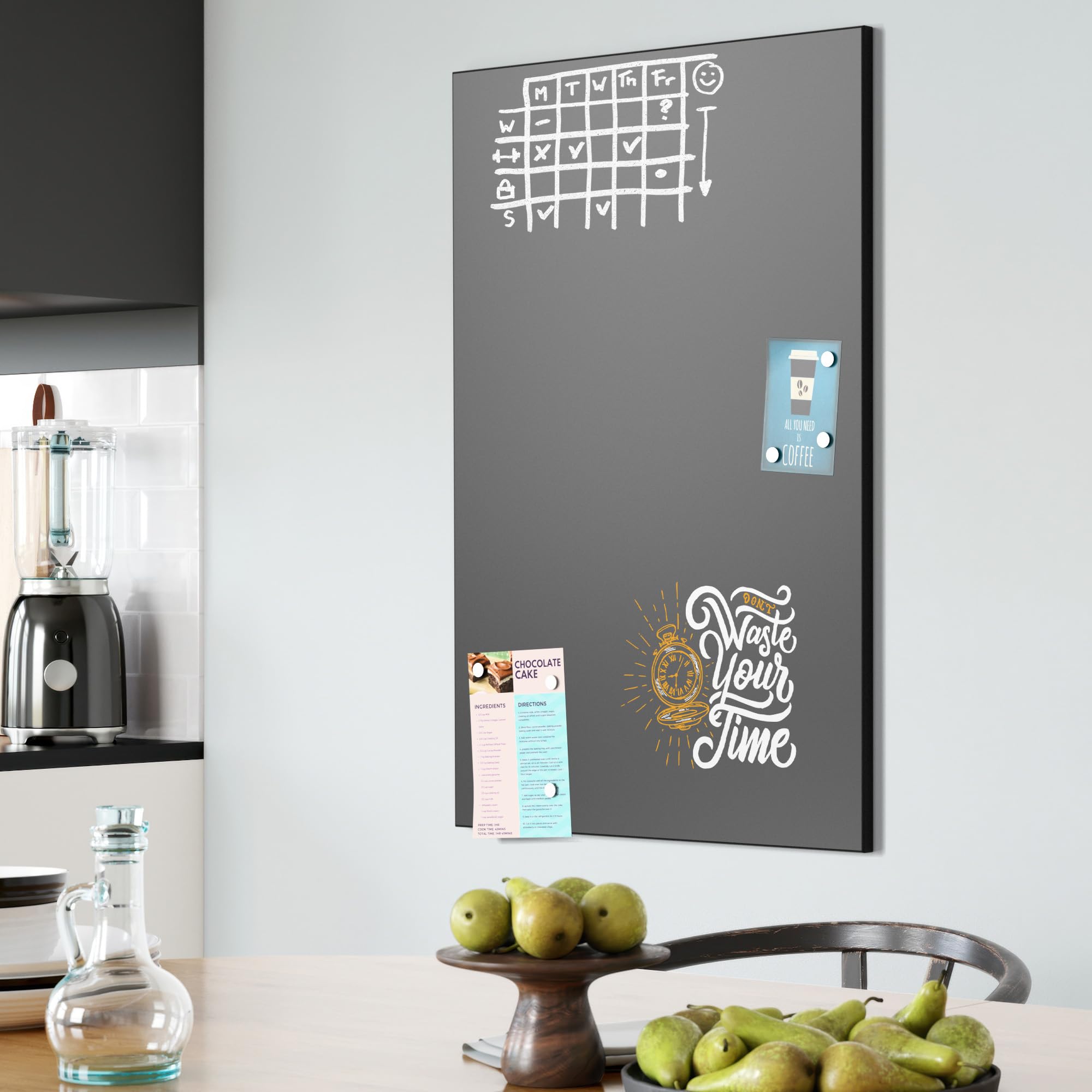 DEQORI Magnetyczna tablica do pisania kredą z nadrukiem UV, motyw "Zeit ist kostbar", prostokątna, 60 x 90 cm, metalowa tablica kredowa do pisania – dekoracja ścienna do kuchni, korytarza, pokoju
