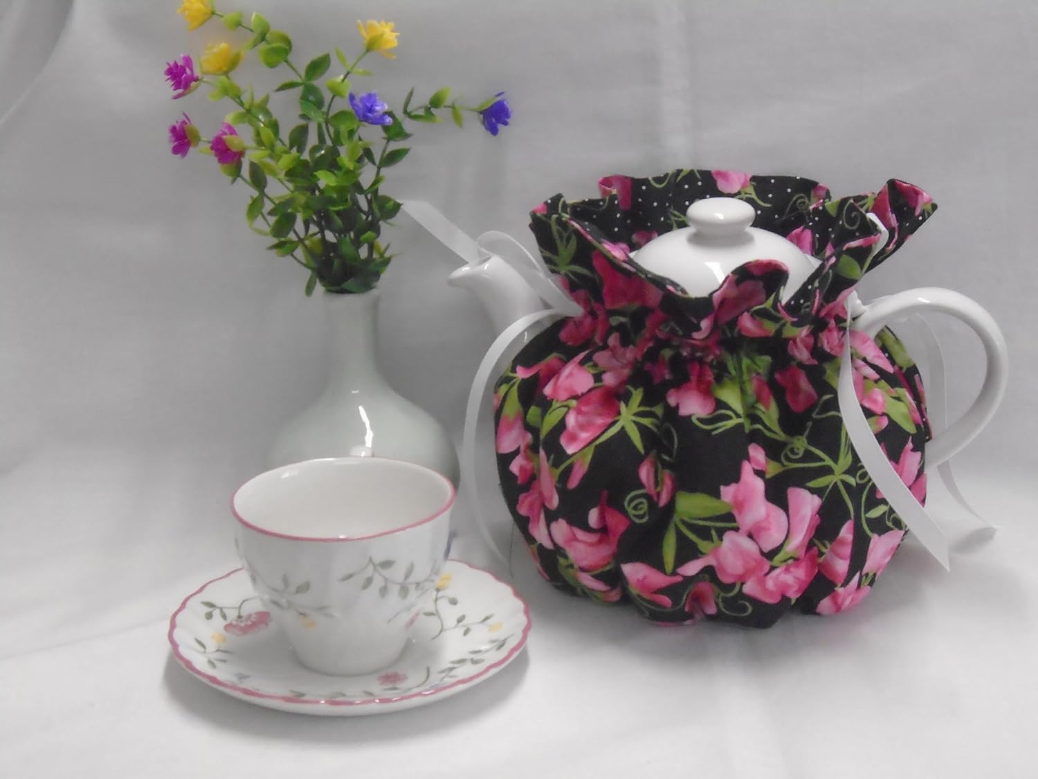 Pretty Sweet Peas on Black 6 Cup Reversible Tea Pot Cozy