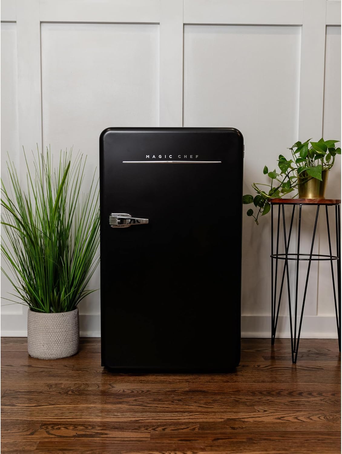 Magic Chef 17.5 in. 3.2 cu.ft. Retro Mini Refrigerator in Black without Freezer