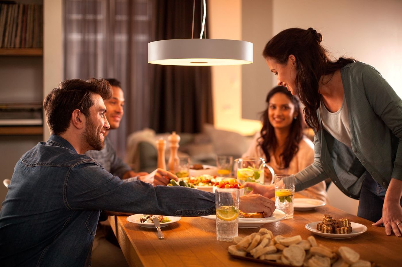 Philips Hue White Ambiance Starter Kit con 2 Lampadine E27, 1 Bridge e 1 Telecomando Dimmer Switch Inclusi