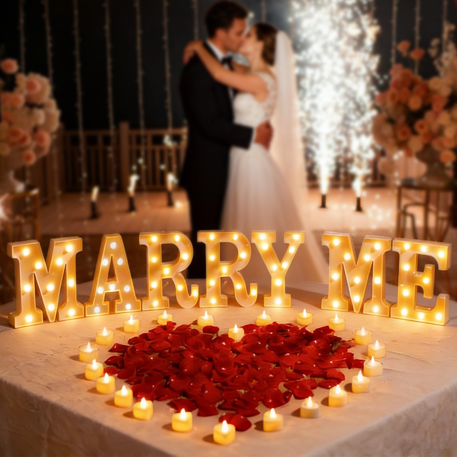 3D Leuchtender Buchstaben für Heiratsanträge, Buchstabenschild mit 24 flammenlosen Herzkerzen und 2000 Rosenblättern für Valentins romantische Nacht Dekor (MARRY ME)
