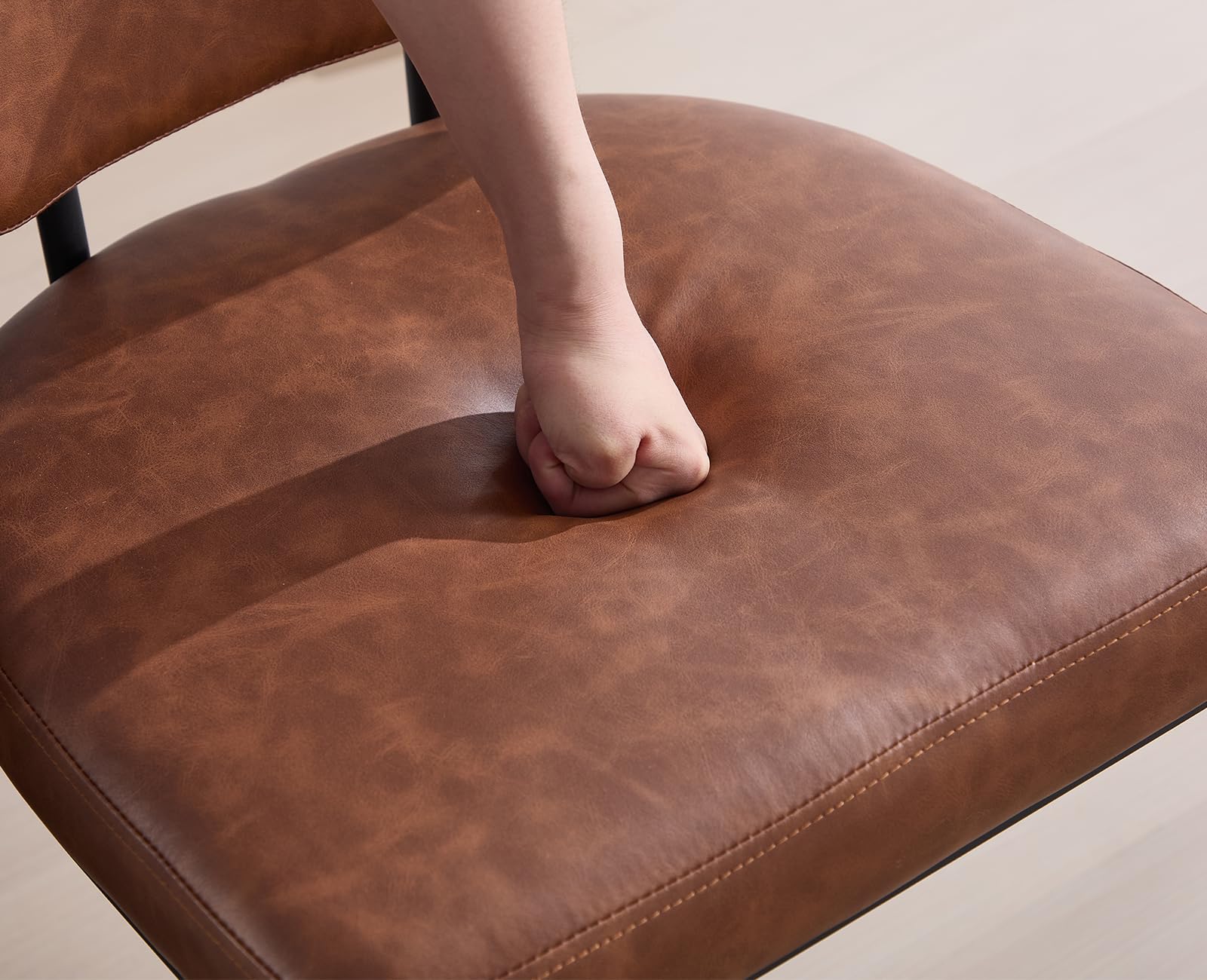 Juego de 2 taburetes de Bar de Piel sintética con Respaldo y reposapiés, Taburete de Cocina con Patas de Metal para Bar, mostrador, Cocina y hogar (2, marrón)