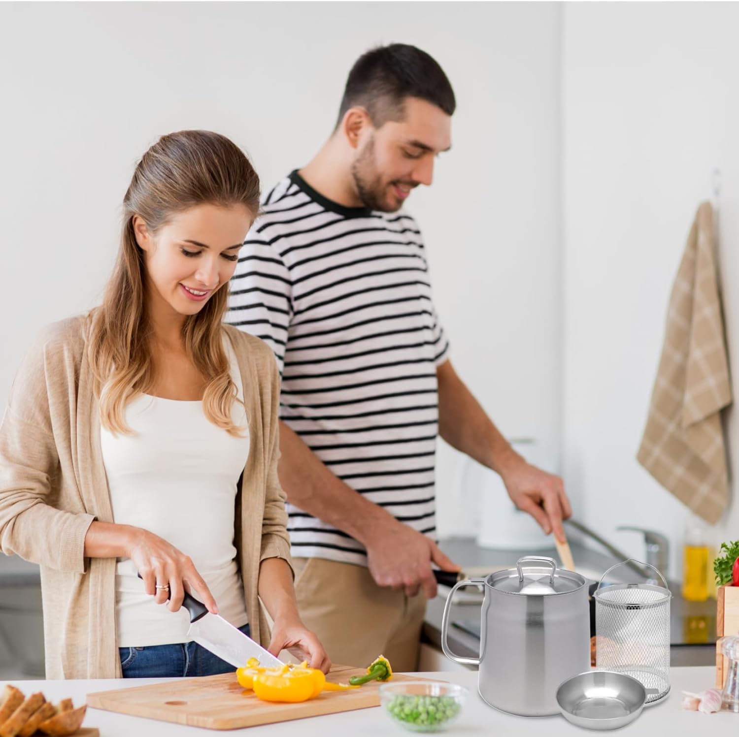 LOVIVER Pot de Filtre à Huile en Acier Inoxydable, Bidon de Graisse Avec Couvercle Anti-poussière et Filtre à Mailles Fines, Passoire à Graissee Multifonctionnel pour Cuisine, 2L