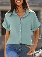Camisetas femininas de manga curta com gola V e botões e bolsos
