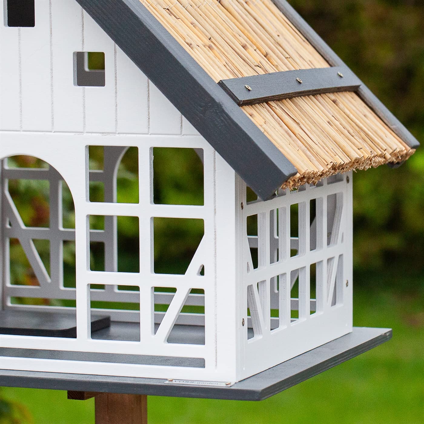 VOSS.garden Vogelhaus Lindau, Fachwerkstil, praktische Reinigungsöffnung, Dach mit doppelter Reetlage, Vogelfutterstation Futterhaus Futterplatz