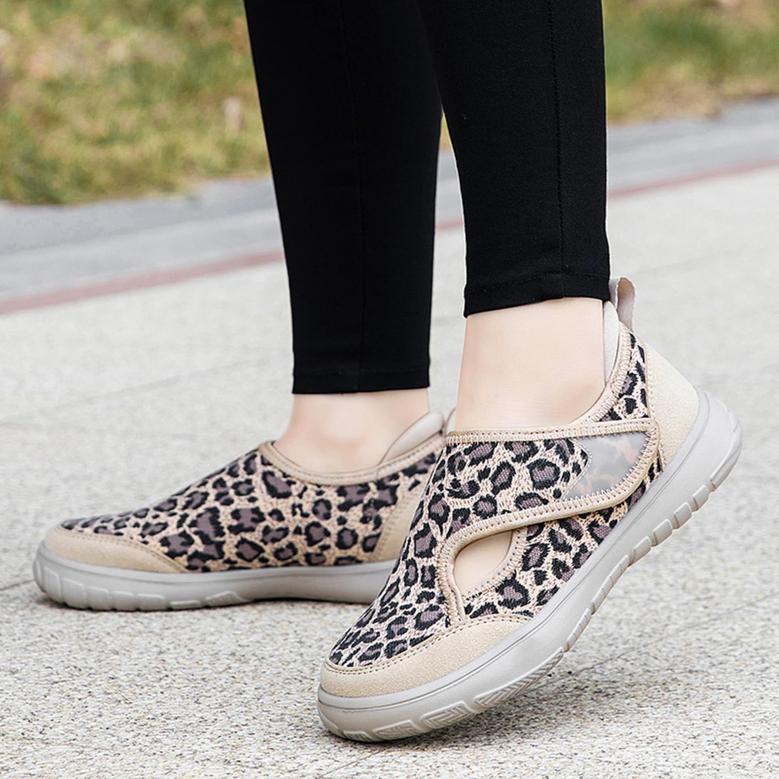Zapatos ortopédicos para caminar para mujeres y hombres, tenis de trabajo de punta ancha con ajuste ajustable, zapatos casuales sin cordones para juanetes y empeine alto, leopardo, 39.5 EU