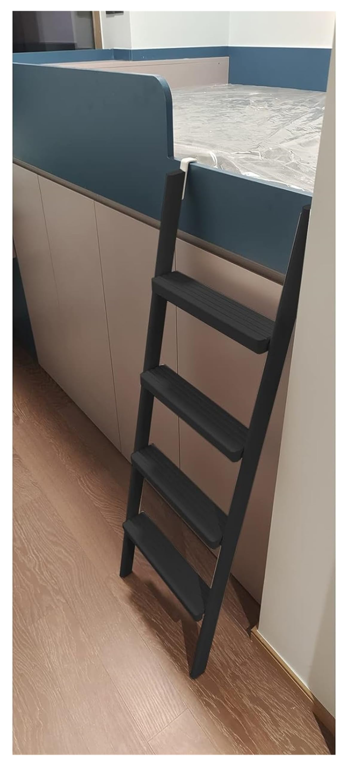 Escalera para literas cómoda y segura para optimizar espacio en el dormitorio escolar
