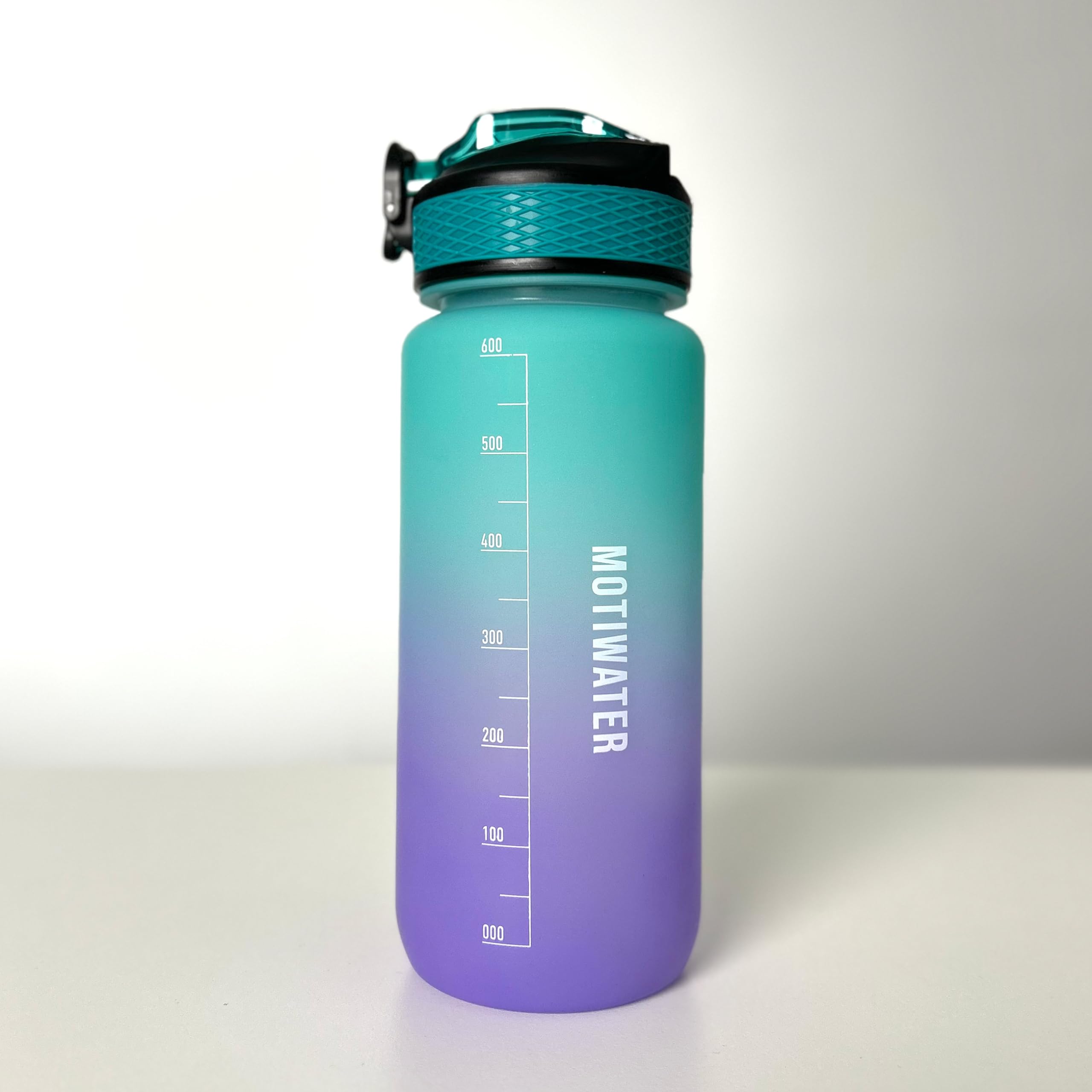 Trinkflasche 0.6L, deutsch, Motivation, Spühlmaschinen geeignet, Wasserflasche Auslaufsicher, BPA Frei, Sportflasche mit Zeitmarkierung, Uhrzeit, für Schule, Sport (Lila/Grün) Sport & Freizeit