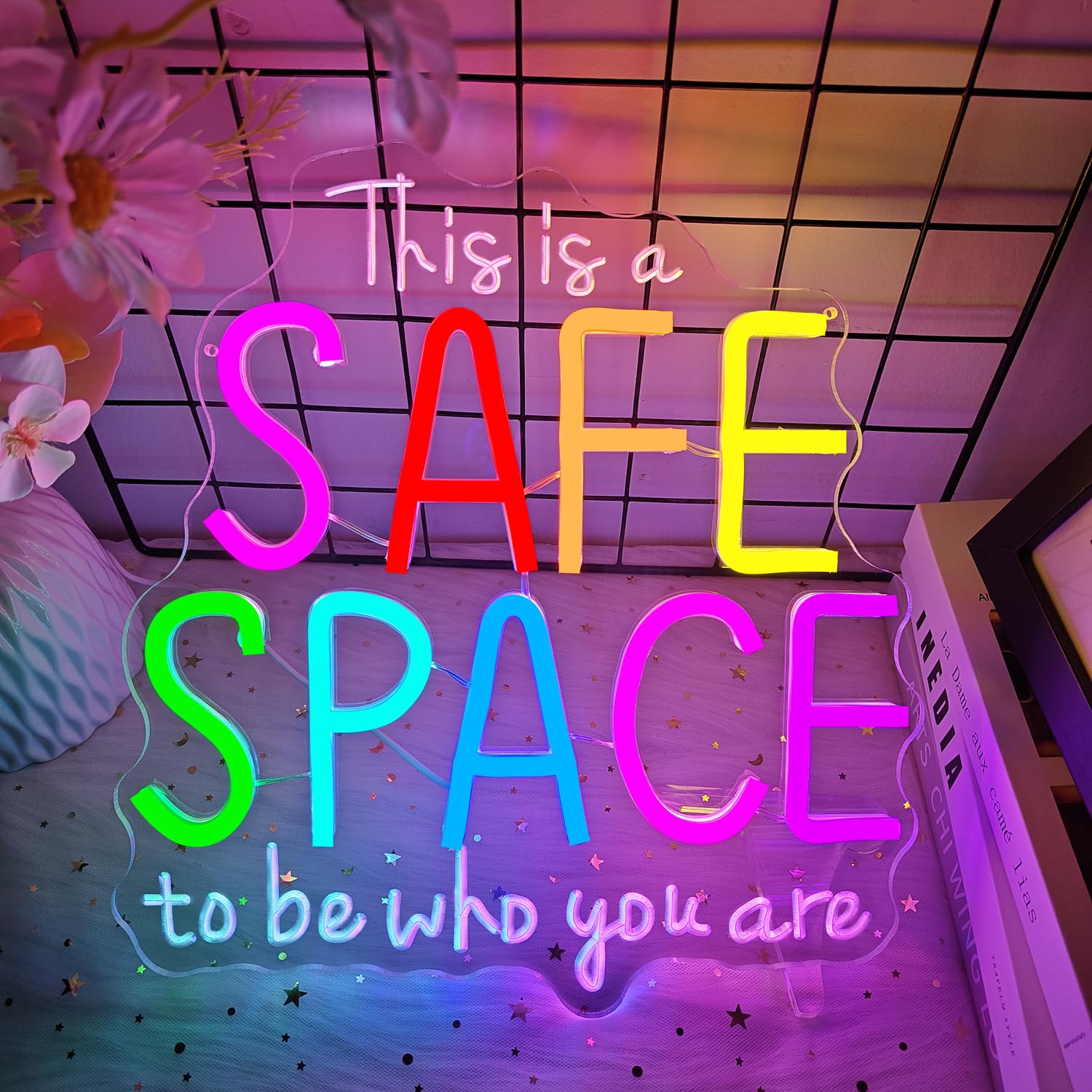 Neonowy znak 'This Is Safe Space To Be Who You' LED neonowy znak do dekoracji ścian, ściemniany neonowy znak świetlny do klasowej terapii biura