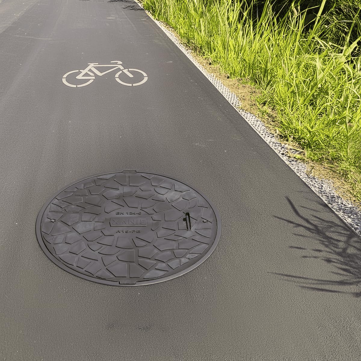 Leichter Schachtdeckel aus Kunststoff DN600 mit Rahmen Ø 800 mm + Verriegelung - Klasse A15, belastbar bis 1,5 T, Farbe:schwarz