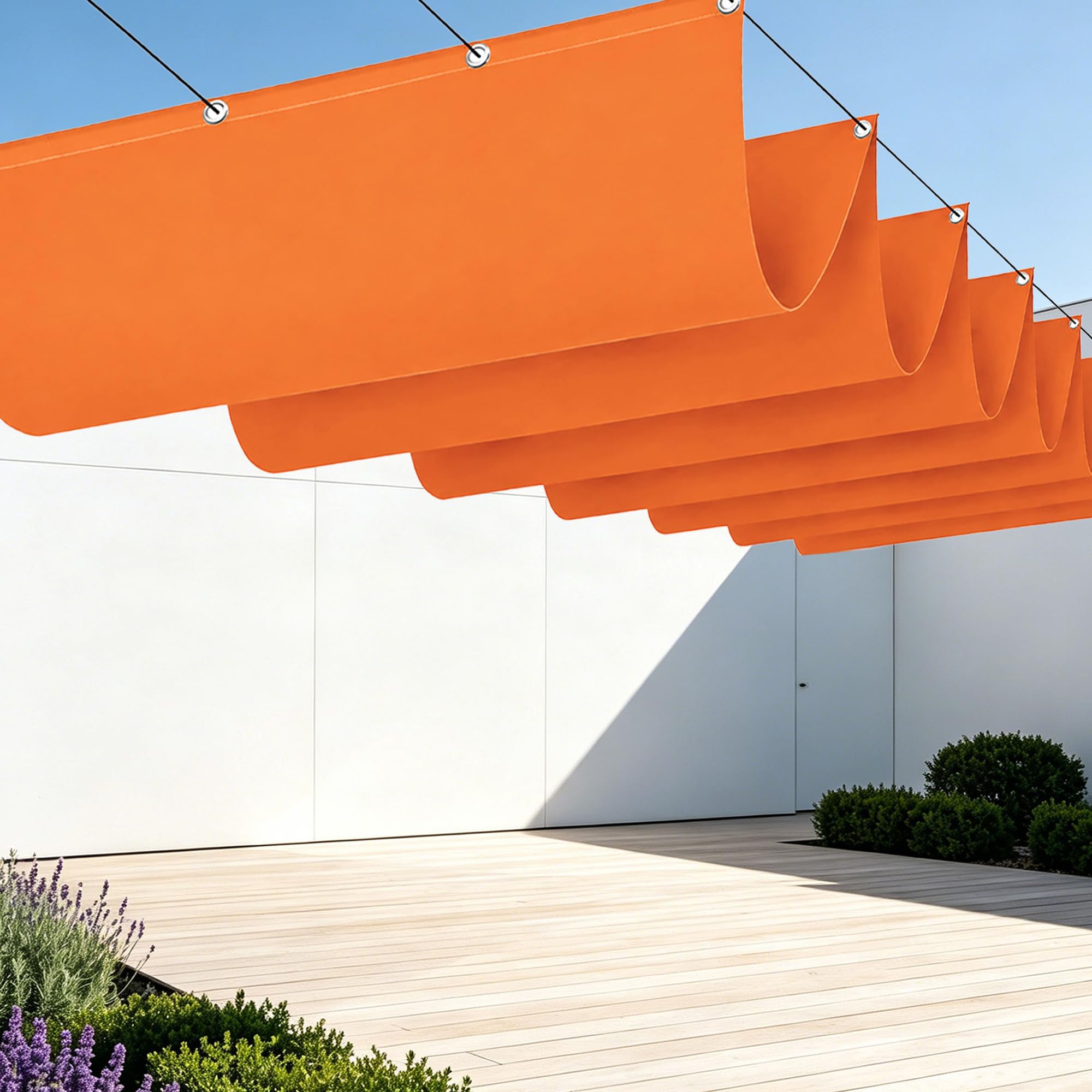 Toile rectangulaire rétractable orange contre le soleil et la pluie de balcon