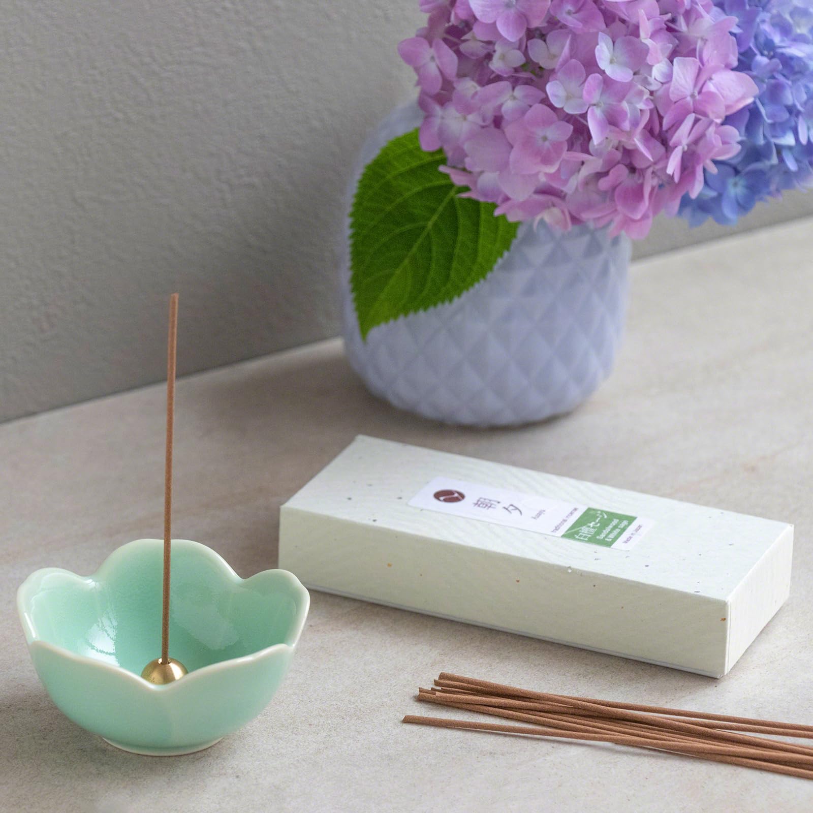 Asayu Japan Tradycyjne kadzidełka z drewna sandałowego i białej szałwii, 40 g, typ dymny, 100% naturalne japońskie kadzidełka do porannego relaksu, jogi, medytacji i uważności