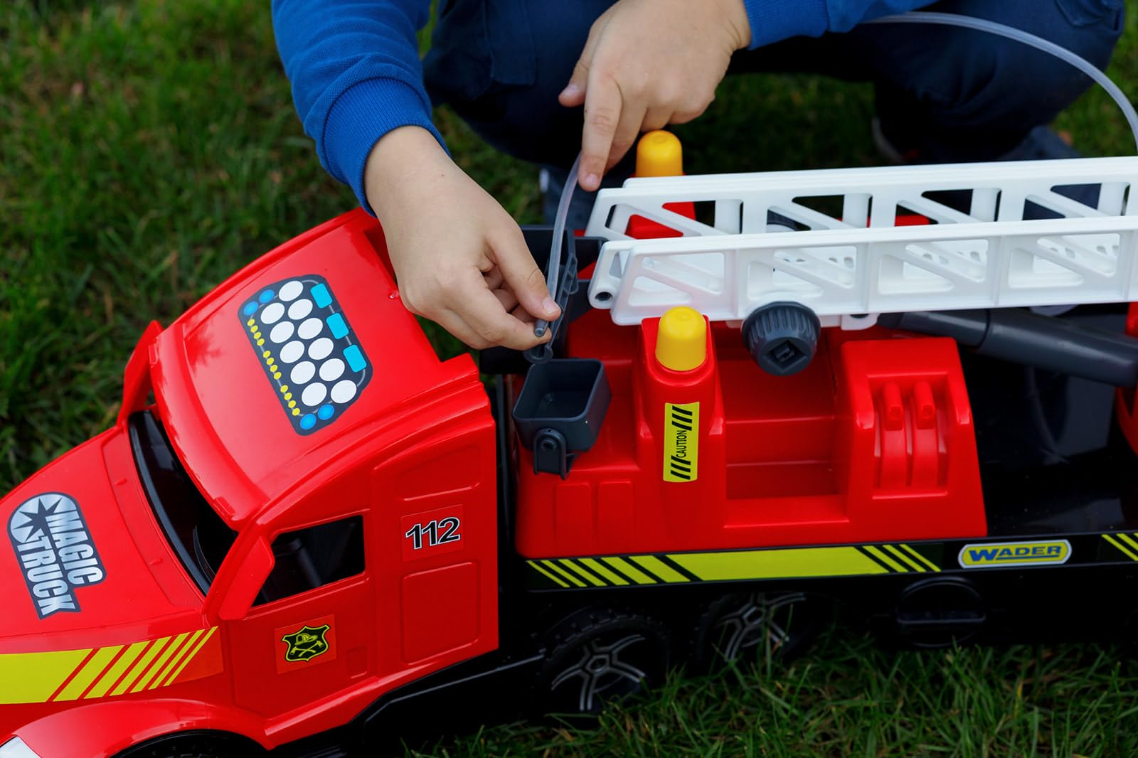 Wader 36221 - Magic Truck Feuerwehr mit ausziehbarer Leiter, Wasserspritze und leuchtenden Scheinwerfern, Größe ca. 79 cm, für Kinder ab 3 Jahren, Geschenk für kreatives Spielen