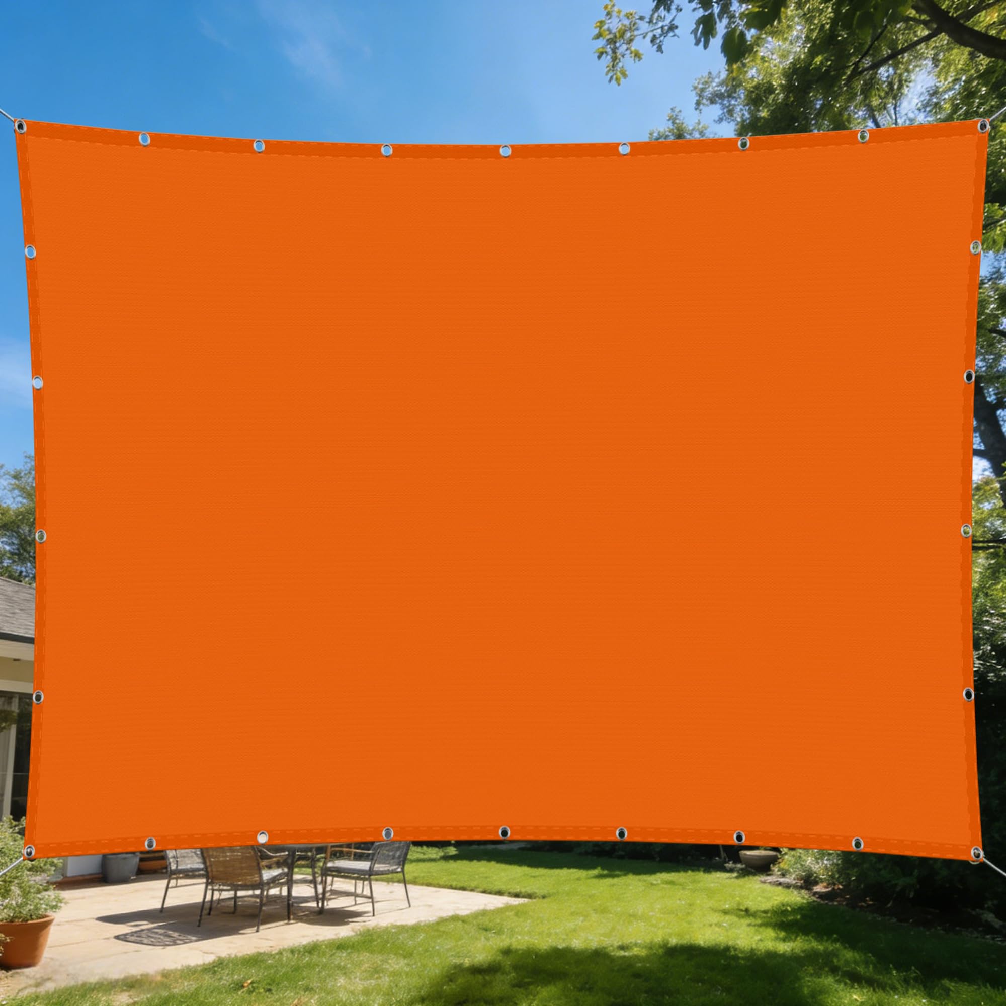 Toile d'ombrage orange pour aménager un espace repas extérieur de 4x10 m